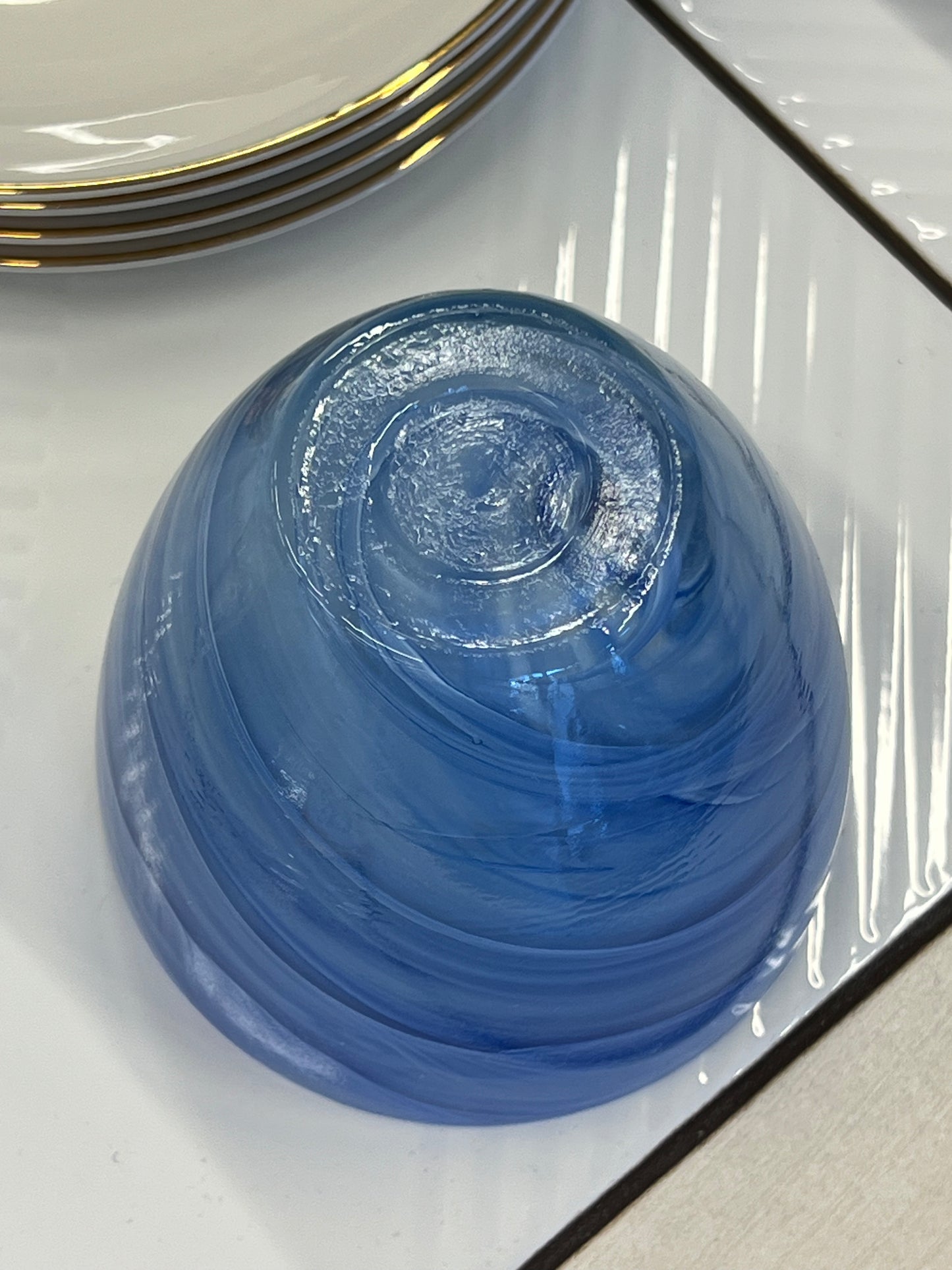 Mėlyna stiklinė vazelė