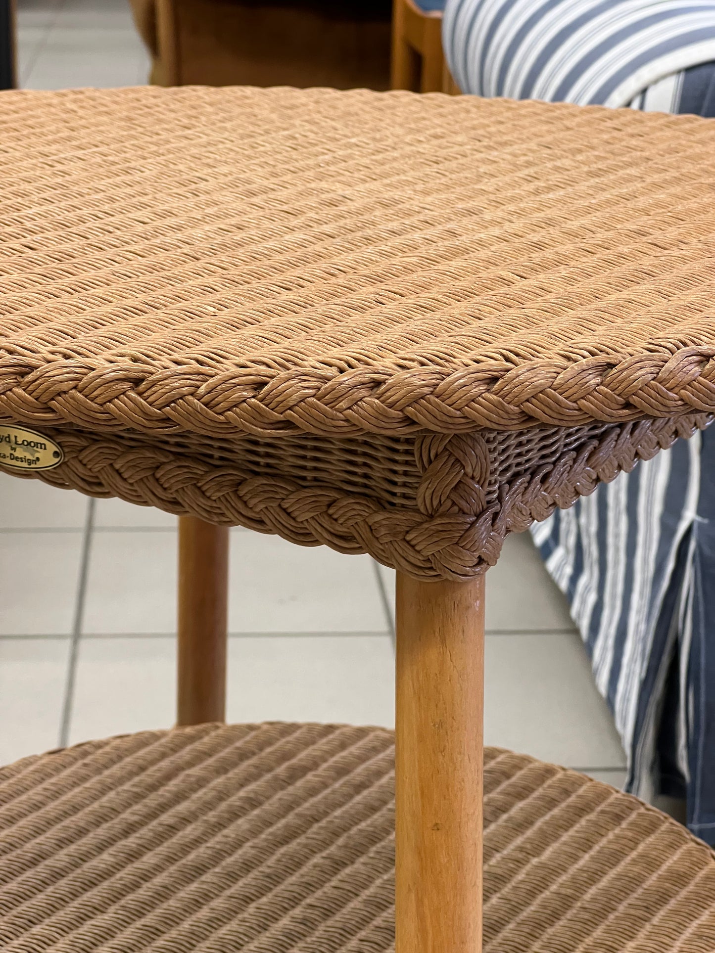 LLOYD LOOM apvalus medinis kavos staliukas