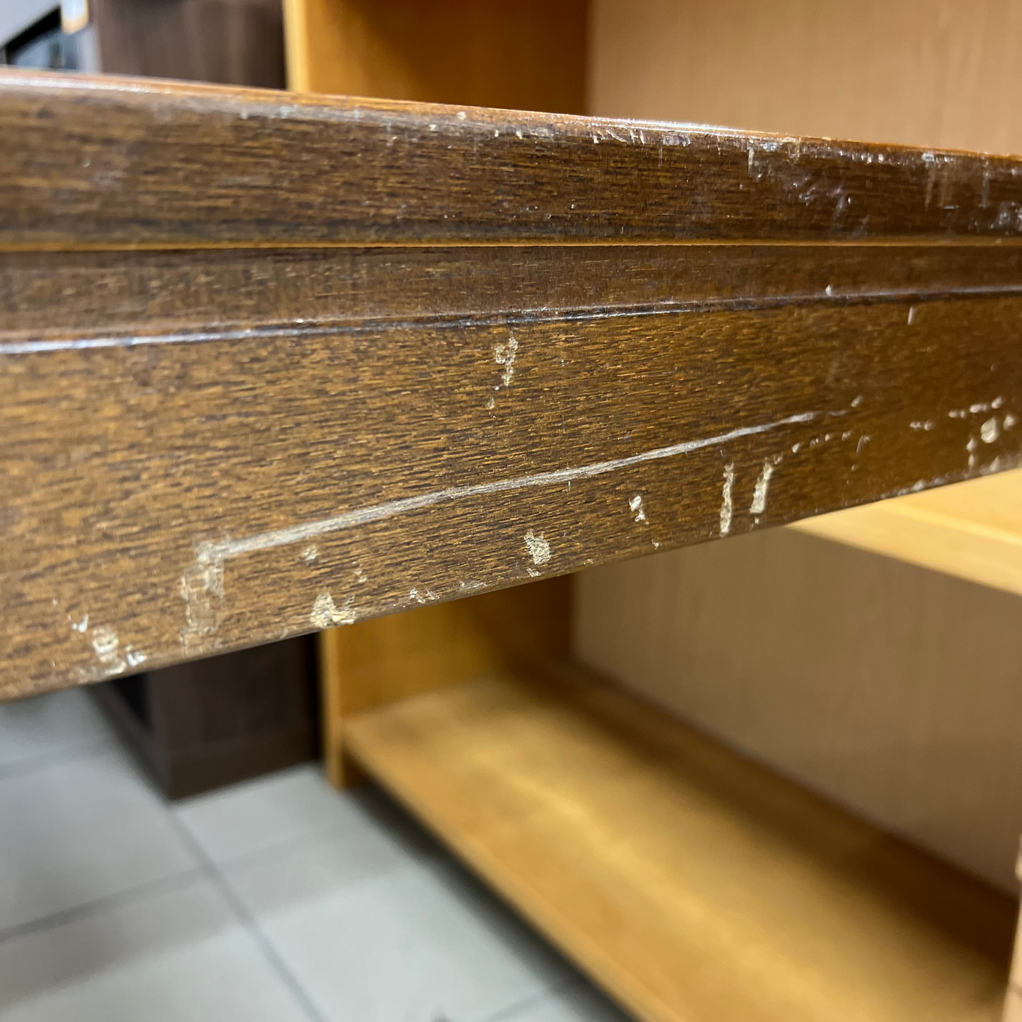 Svetainės stalas su raštuotu stalviršiu