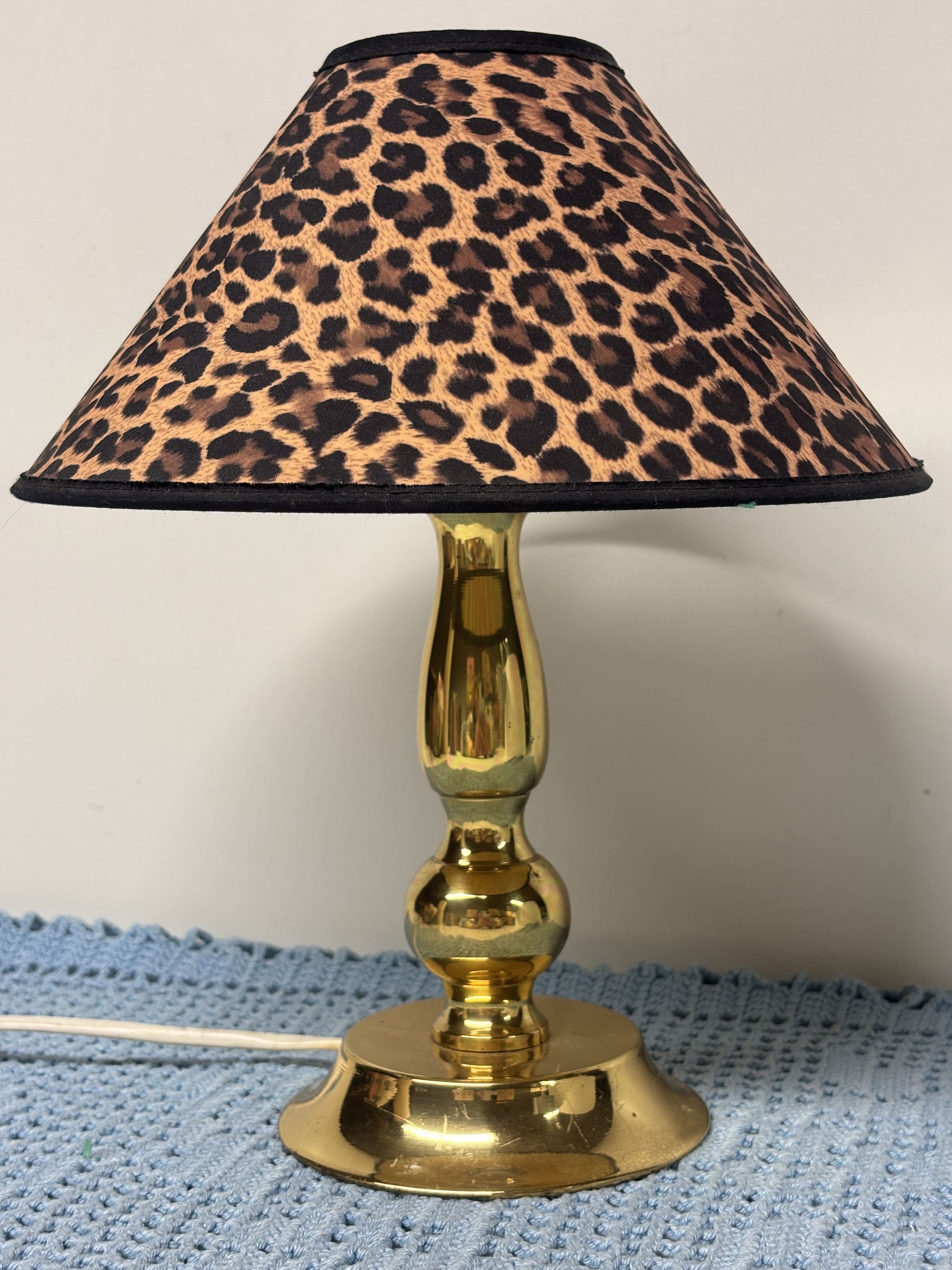 Leopardo rašto šviestuvo gaubtas