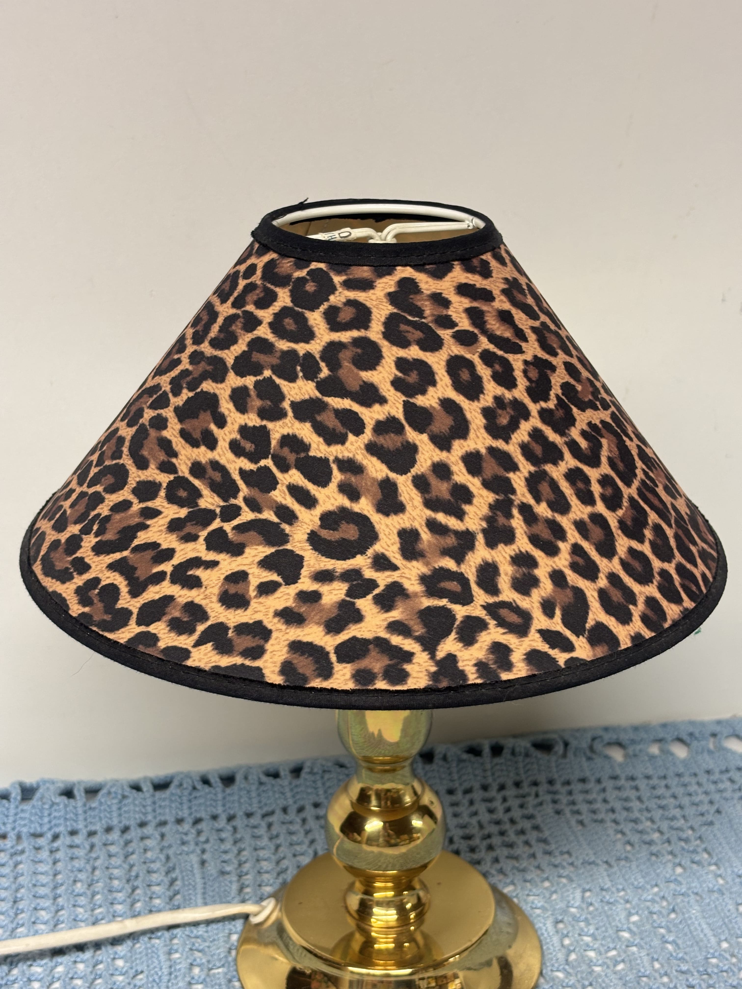 Leopardo rašto šviestuvo gaubtas