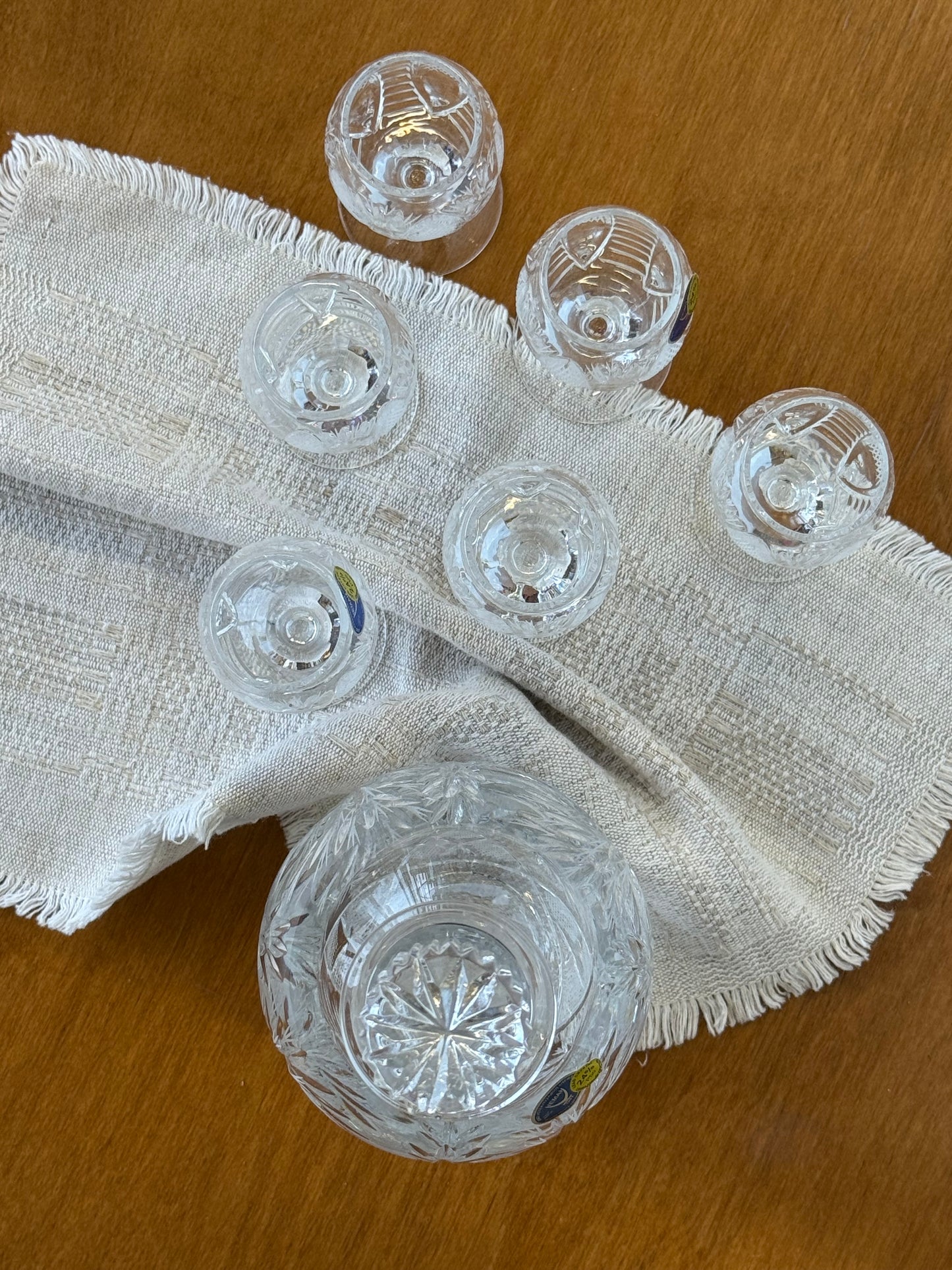 Grafinas su taurėmis