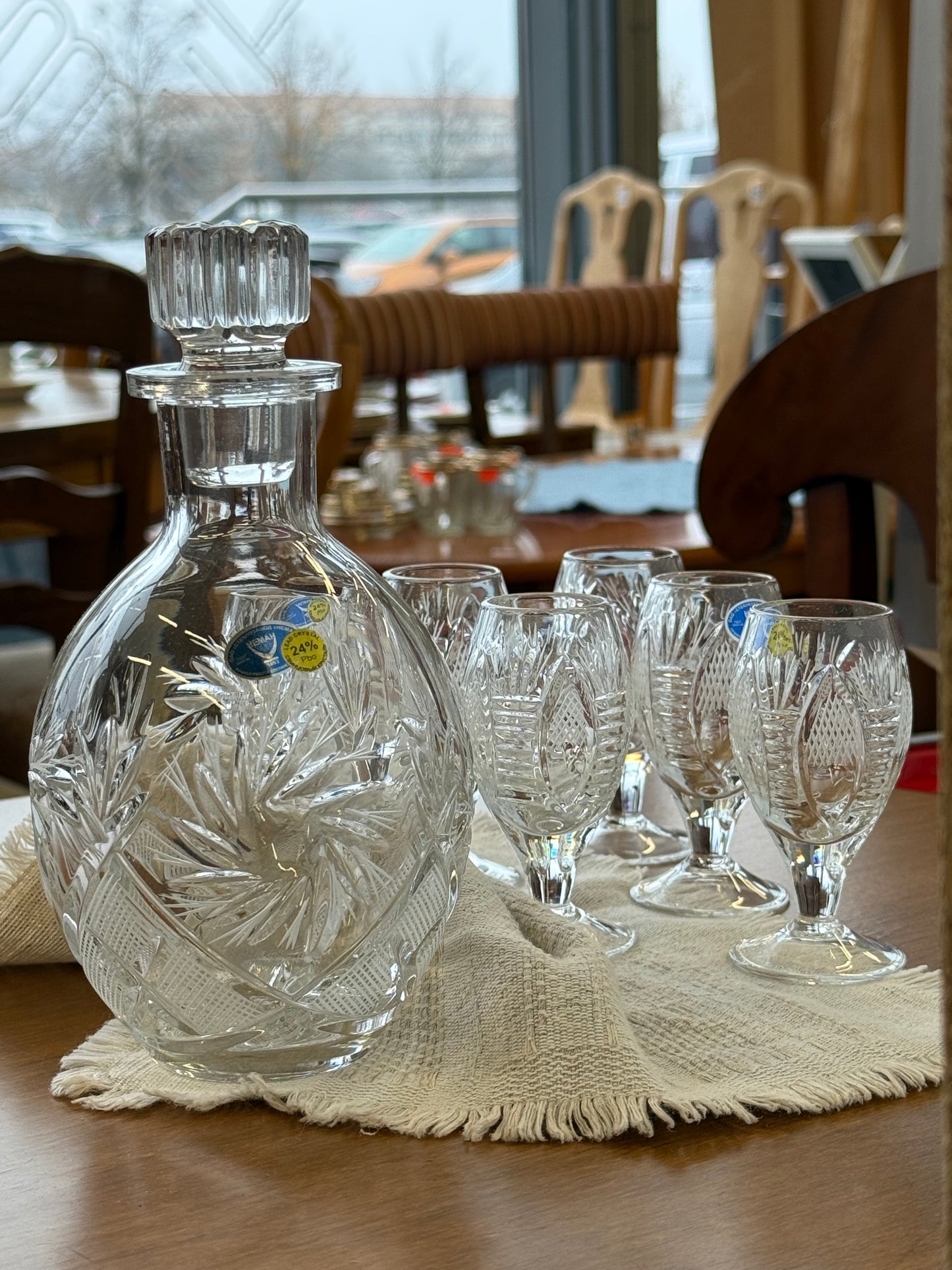 Grafinas su taurėmis