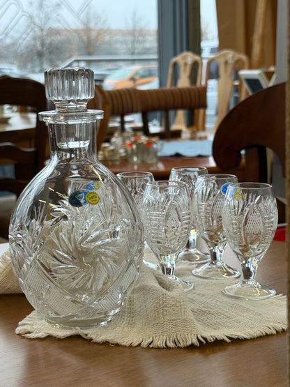 Grafinas su taurėmis