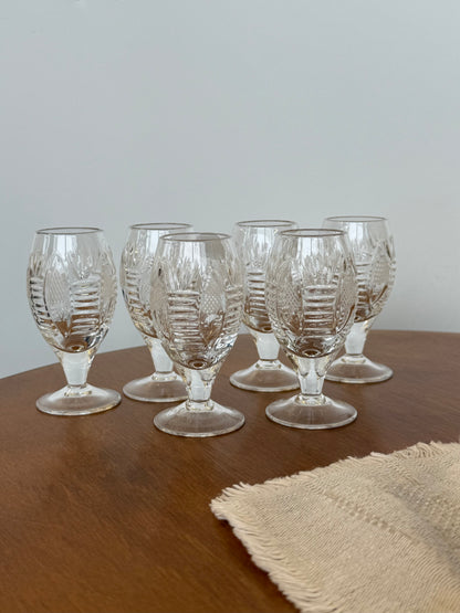 Grafinas su taurėmis