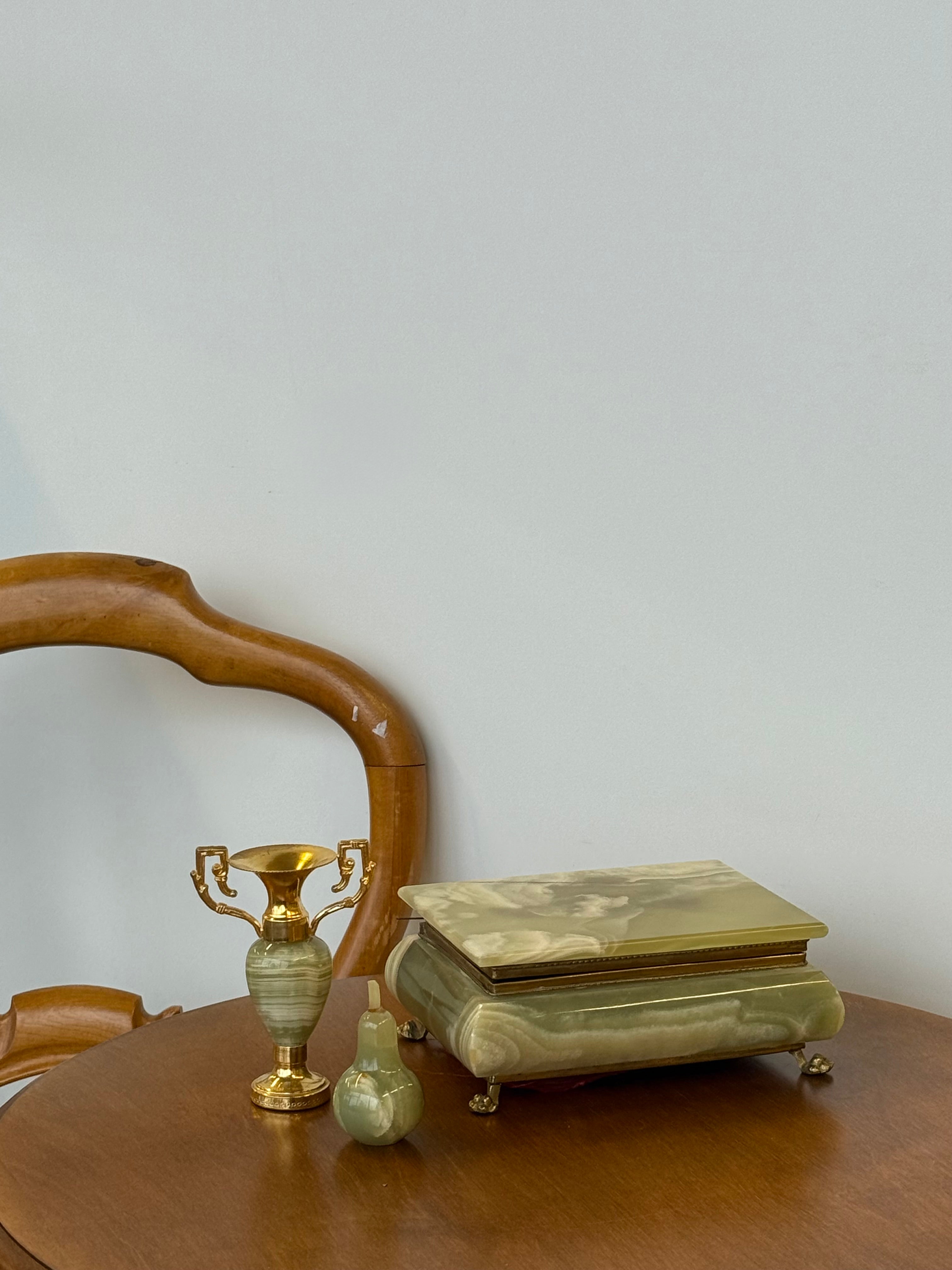 Onikso vazelė ir kriaušė