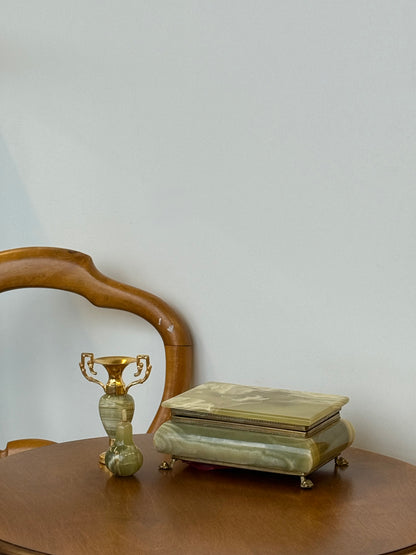 Onikso vazelė ir kriaušė