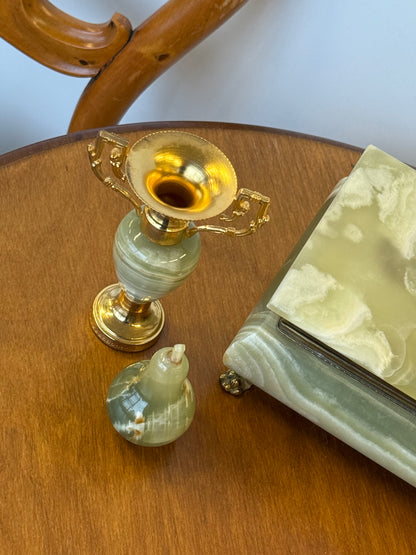 Onikso vazelė ir kriaušė