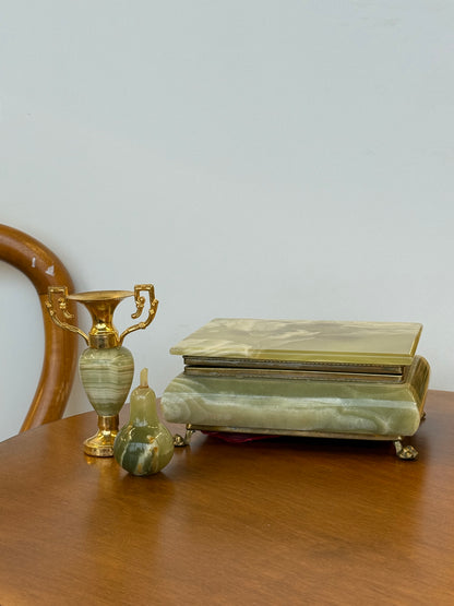 Onikso vazelė ir kriaušė