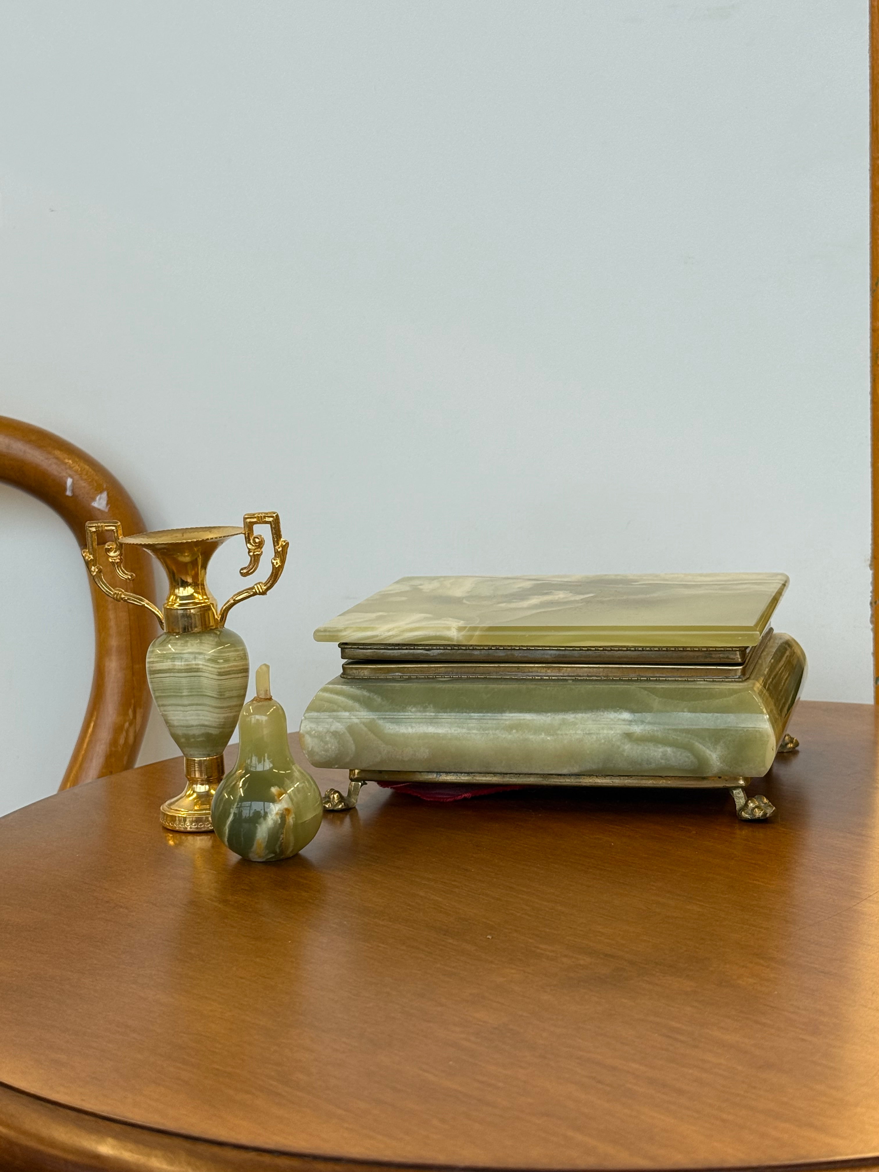 Onikso vazelė ir kriaušė