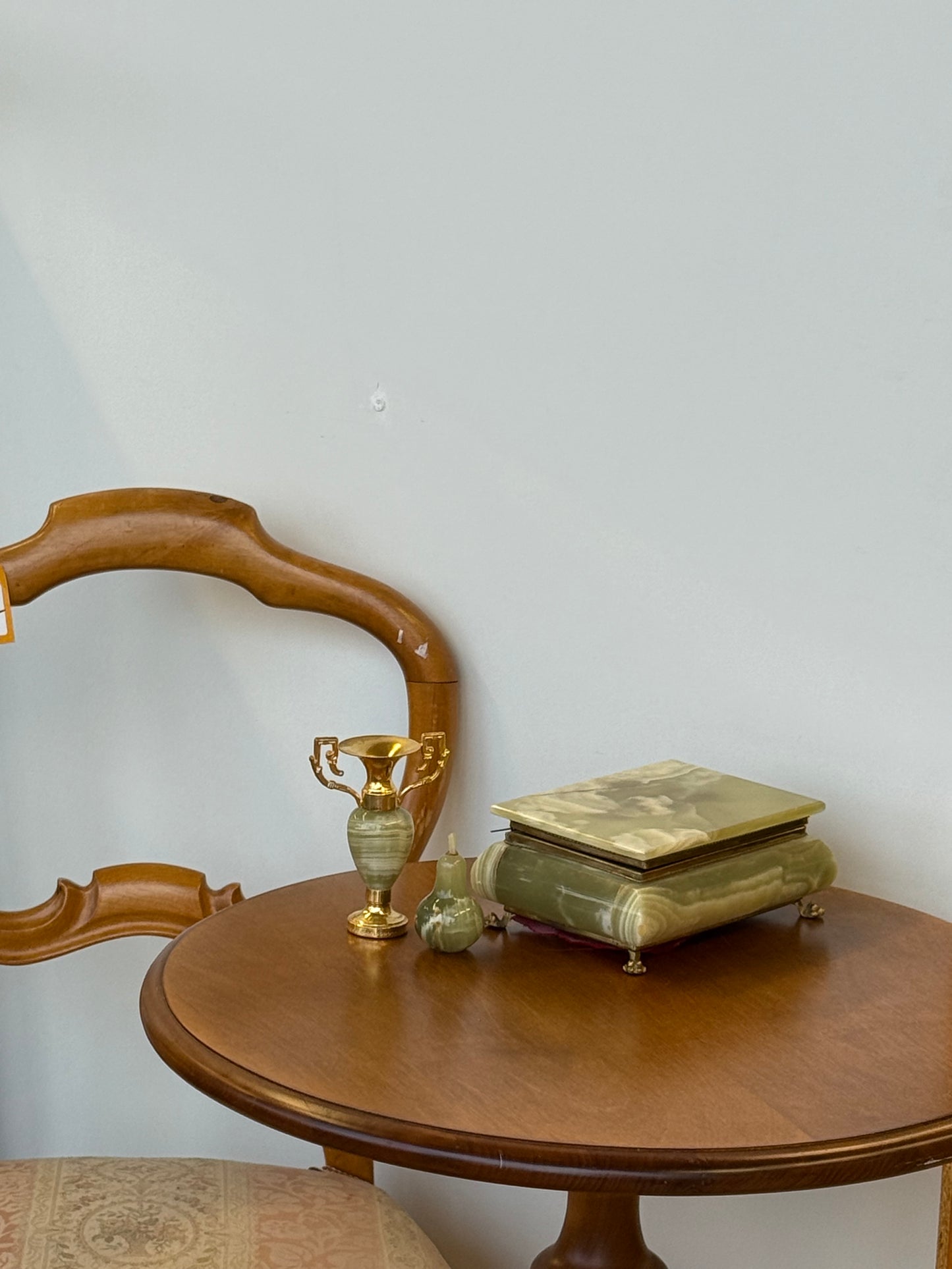 Onikso vazelė ir kriaušė