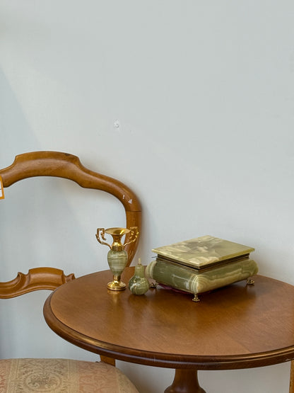 Onikso vazelė ir kriaušė