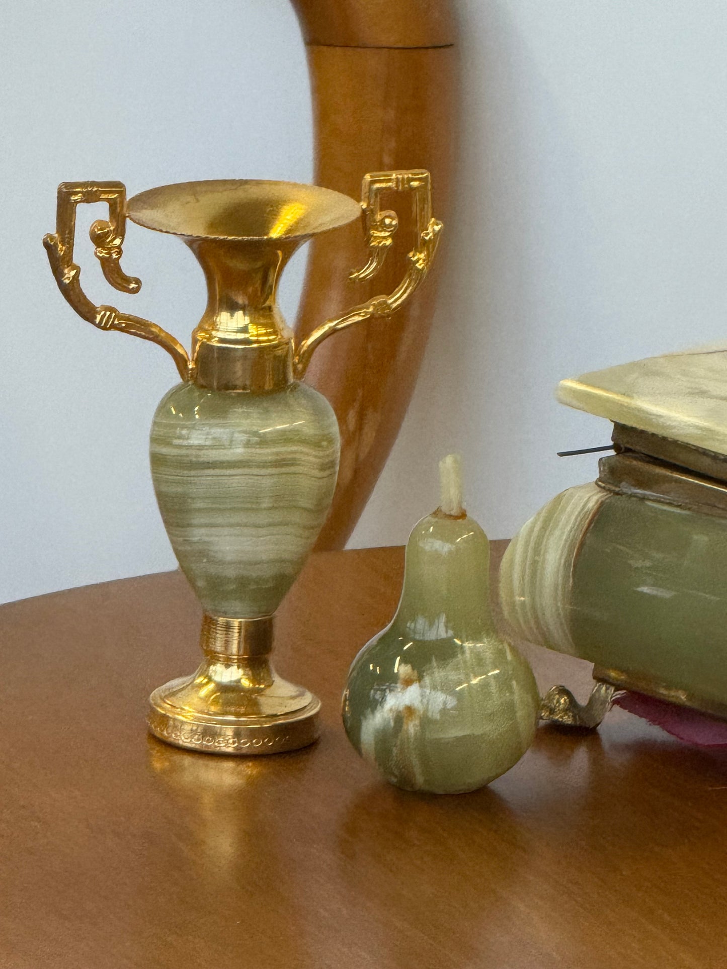 Onikso vazelė ir kriaušė