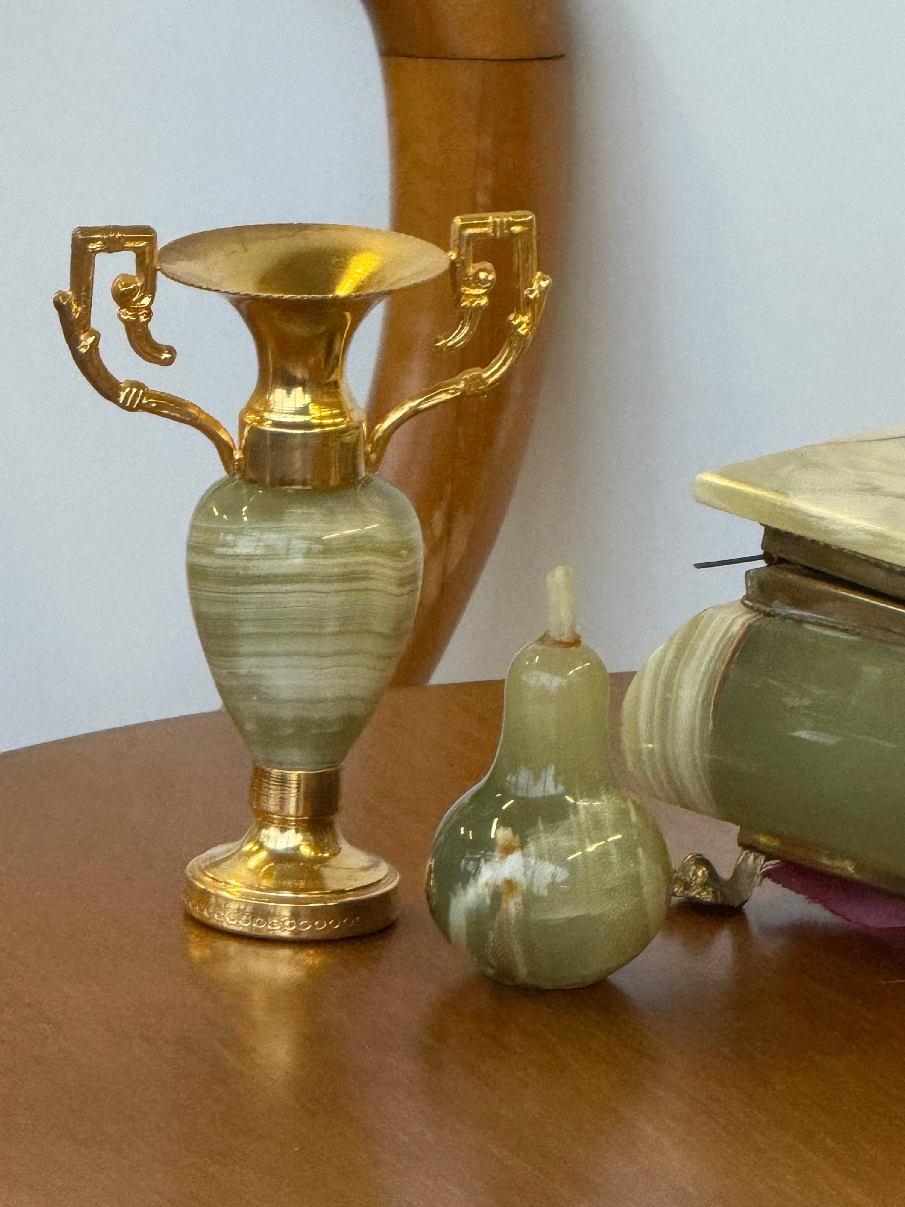 Onikso vazelė ir kriaušė