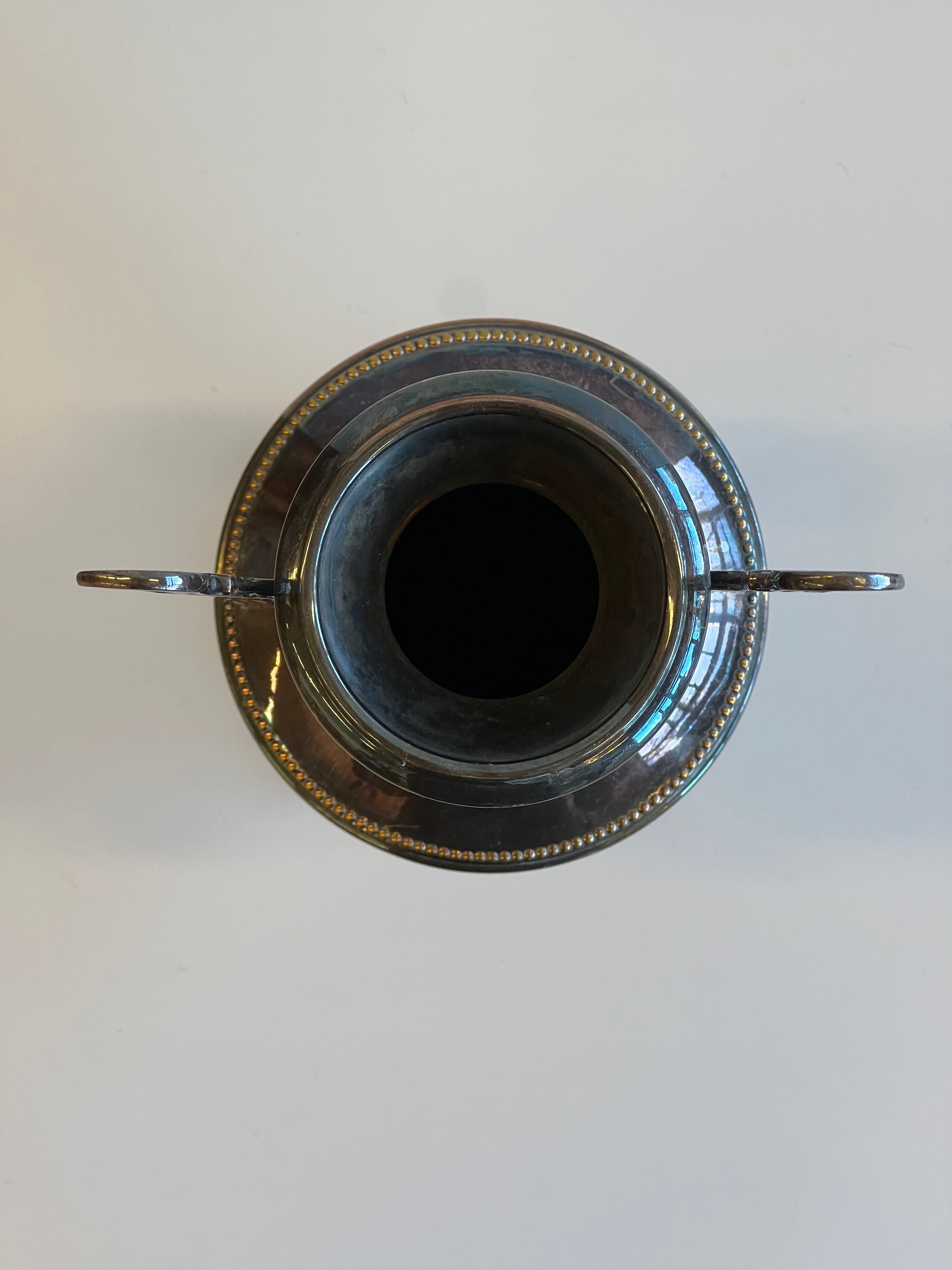 Metalinė vintažinė vaza