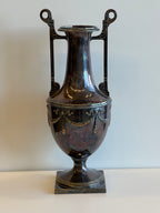 Metalinė vintažinė vaza