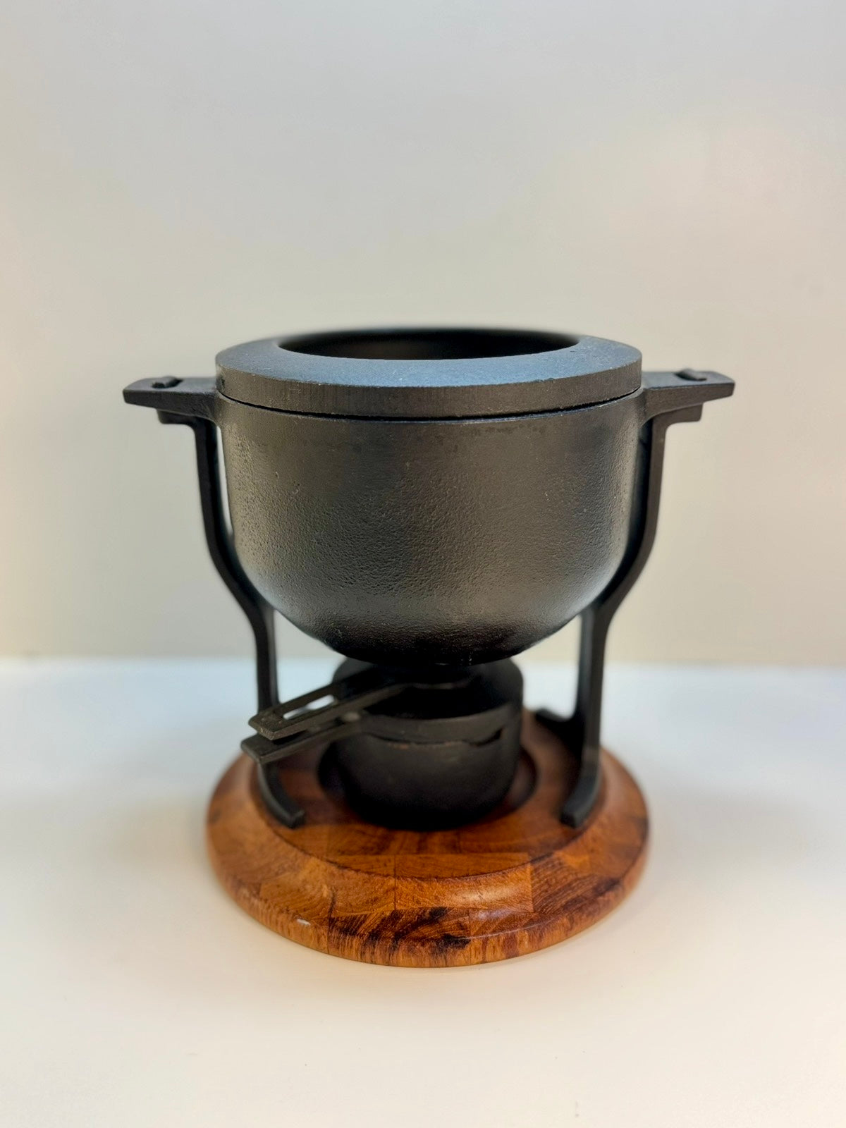 Fondiu ketaus puodas