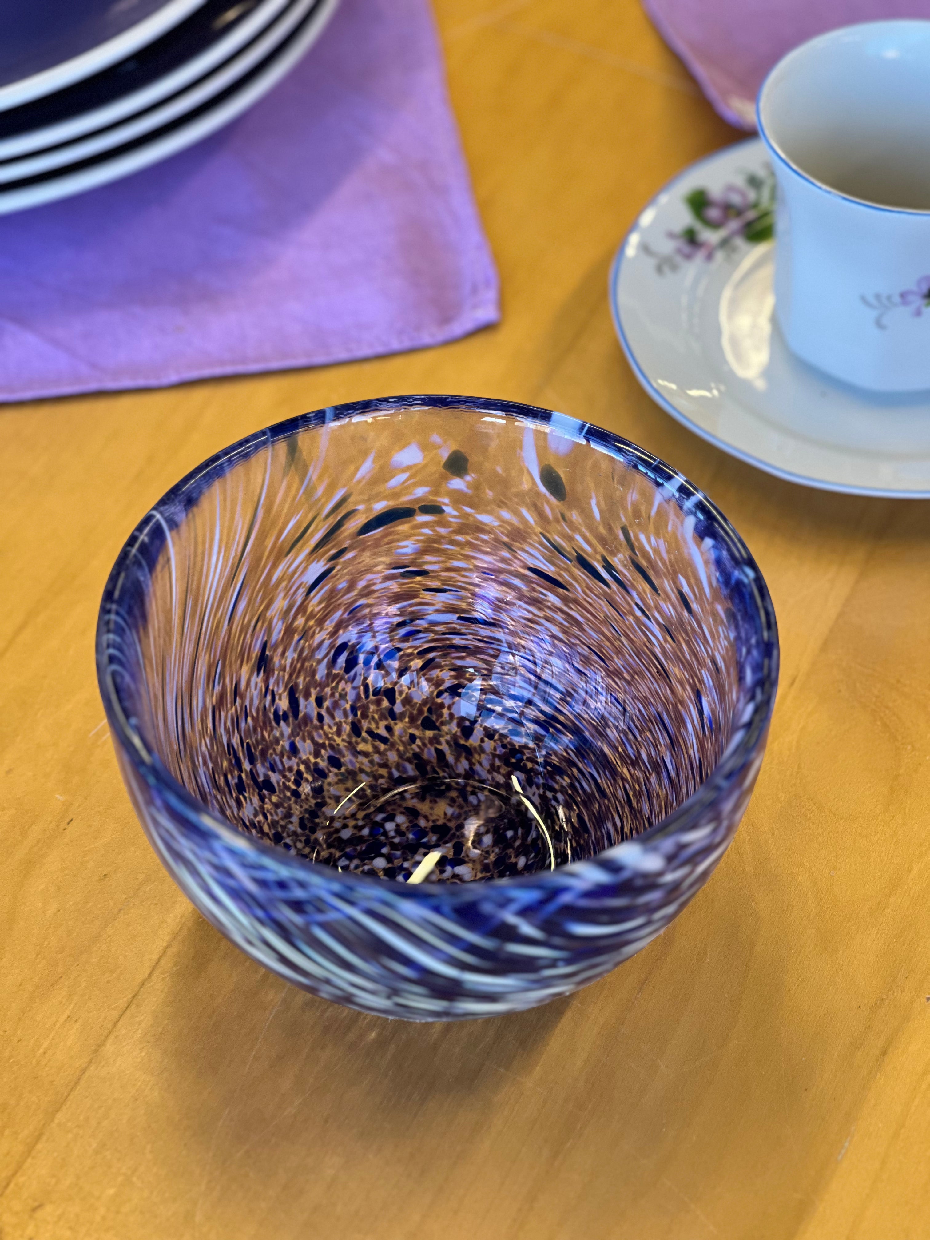 Stiklinis mėlynas dubenėlis