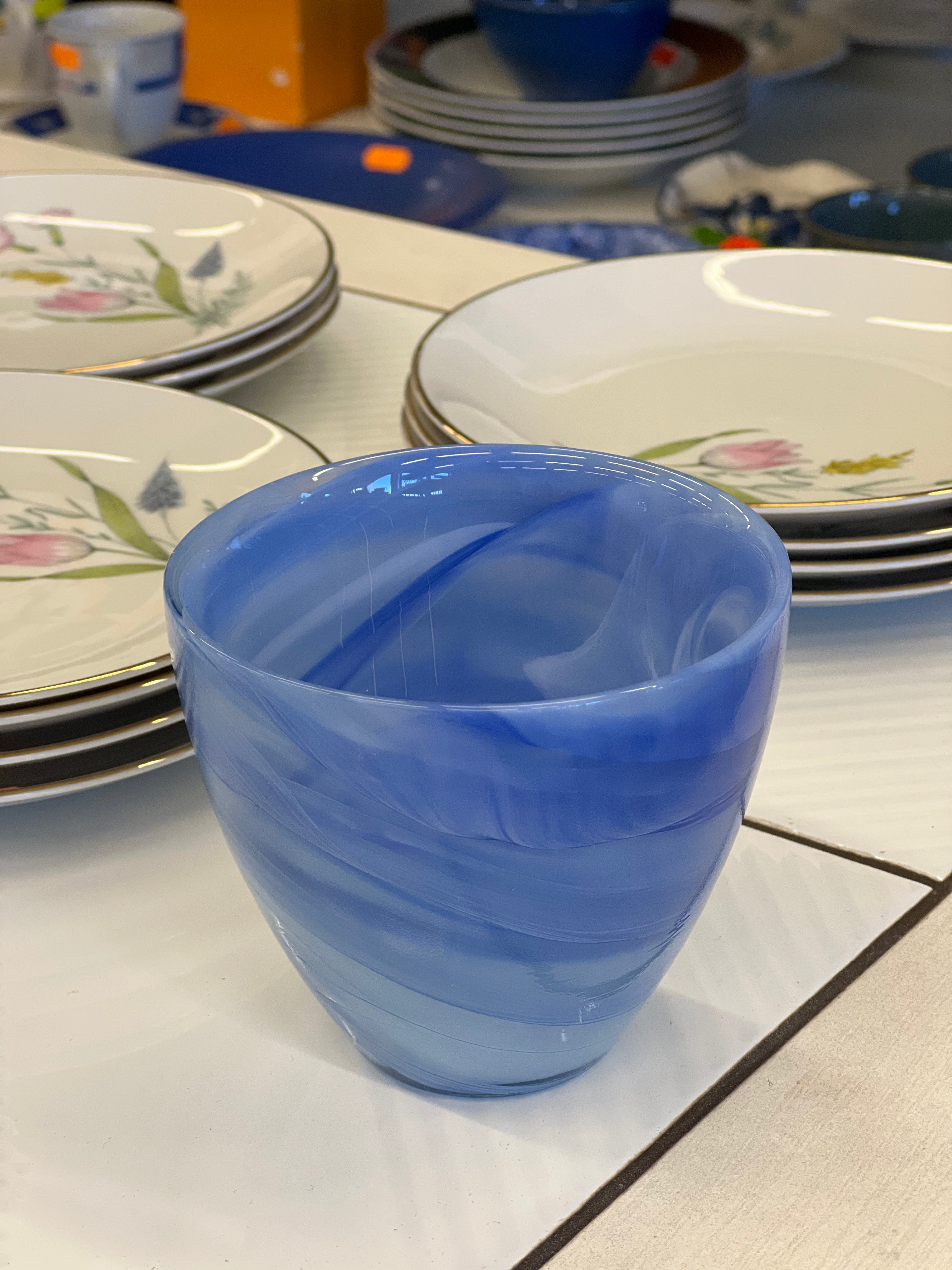 Mėlyna stiklinė vazelė