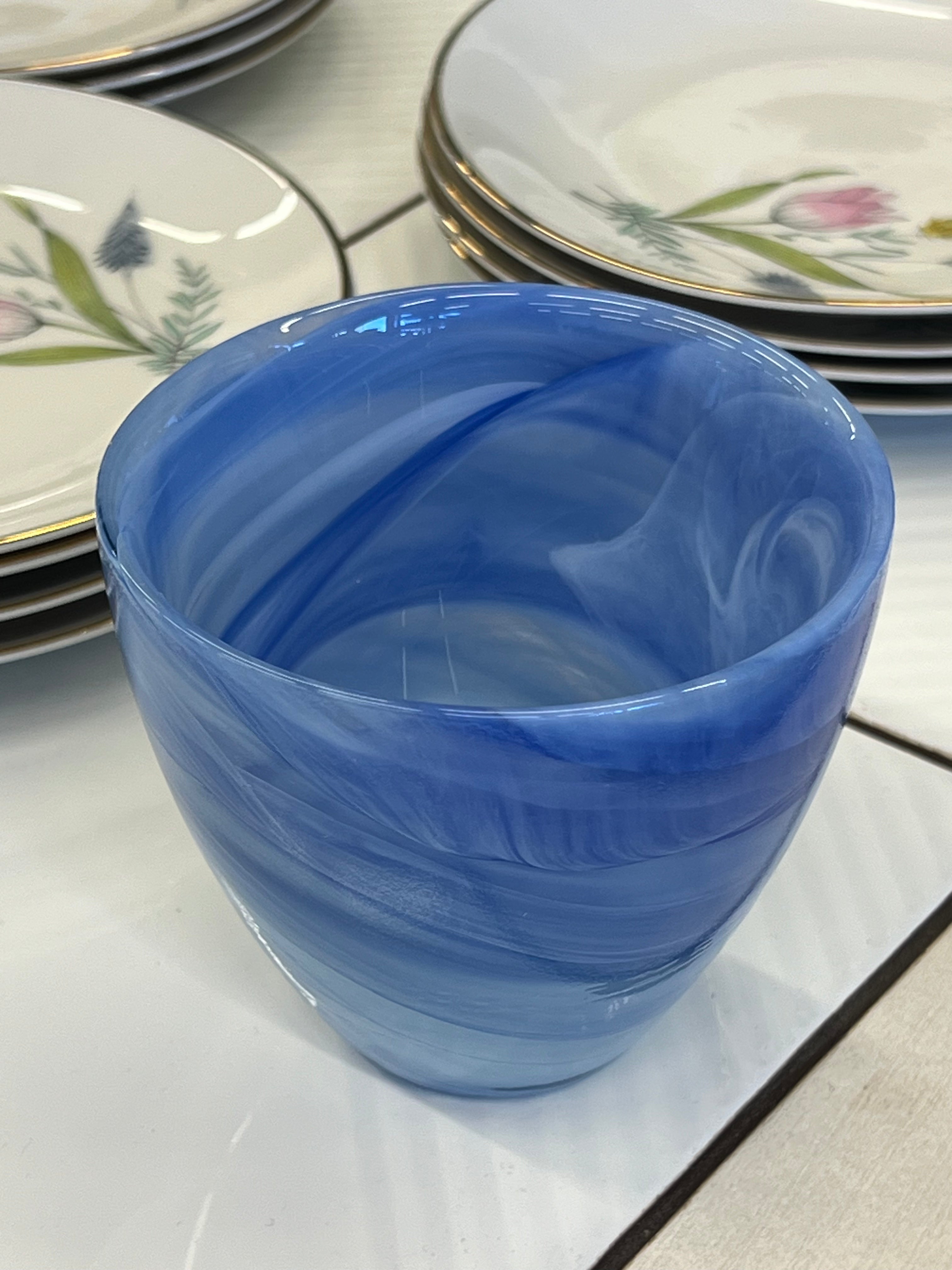 Mėlyna stiklinė vazelė