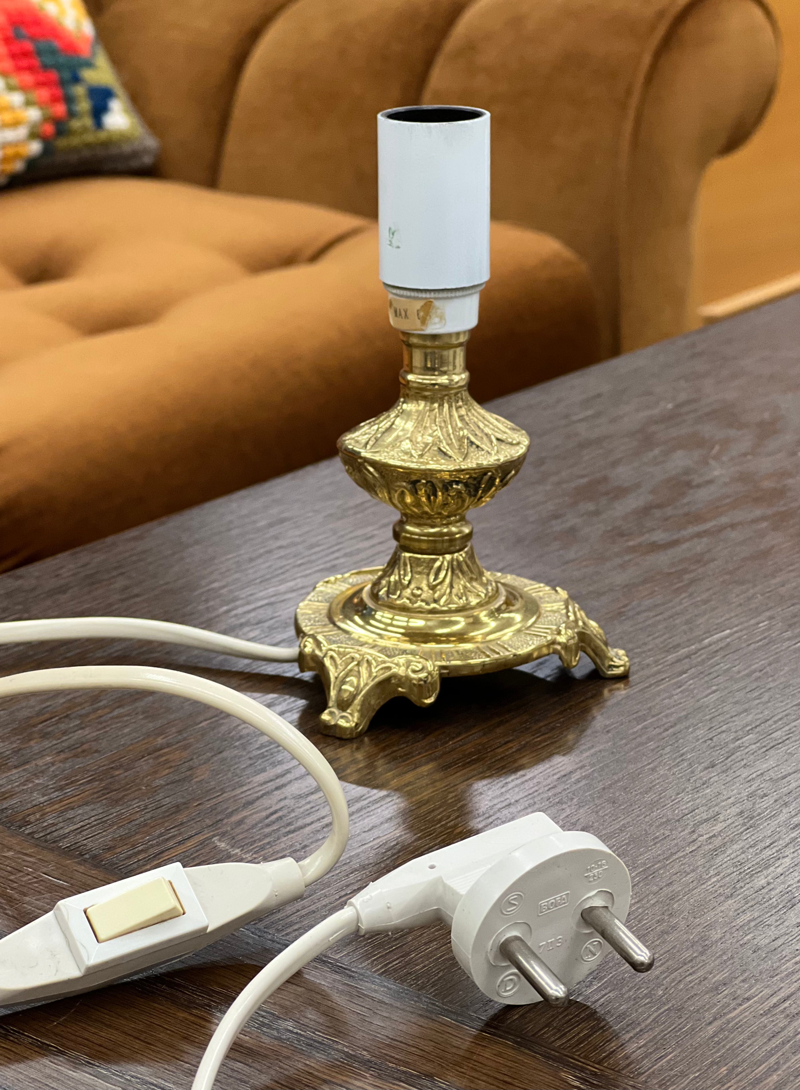 Žalvarinis vintažinis šviestuvo stovas