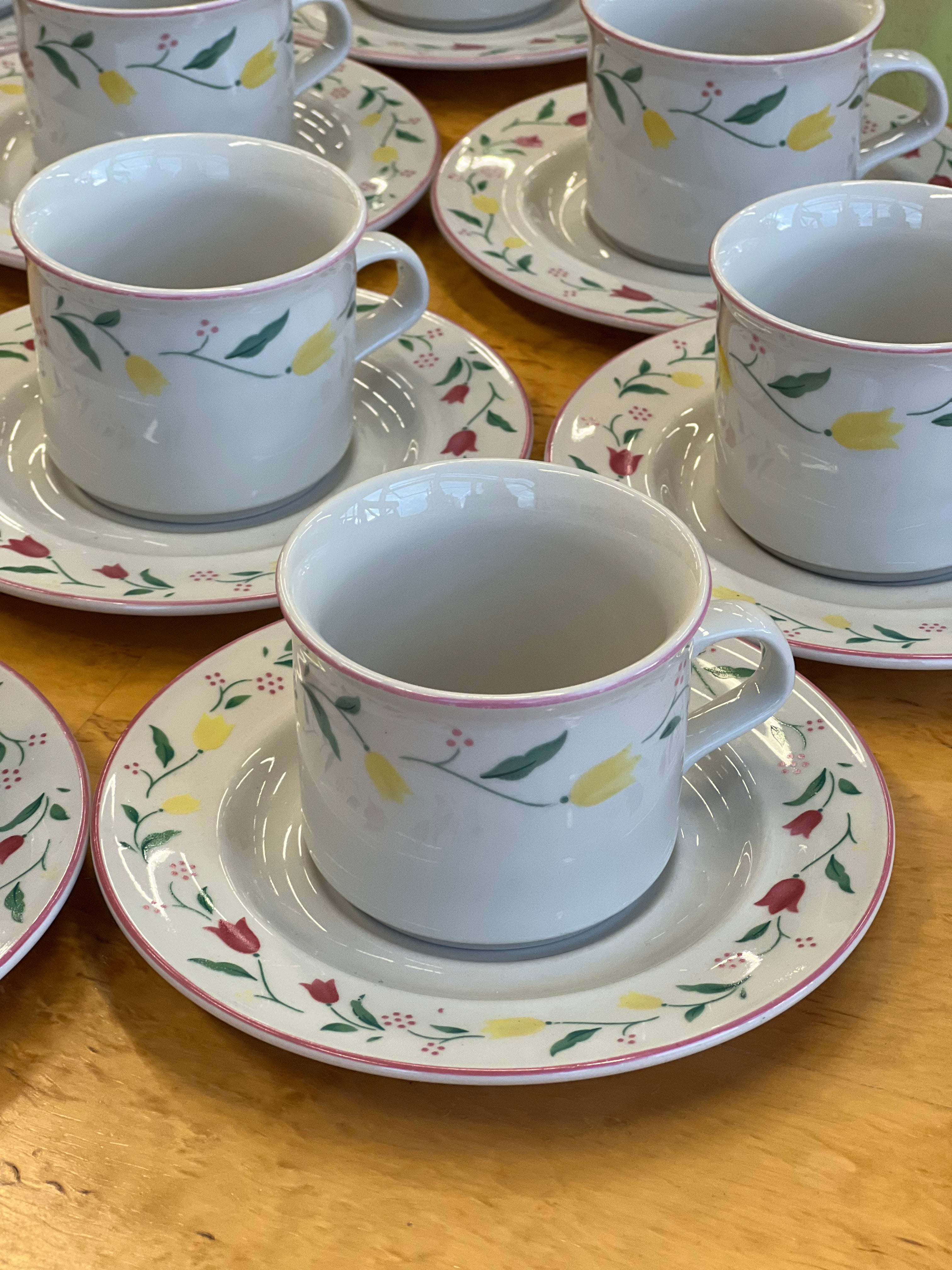 Puodelis su lėkštute