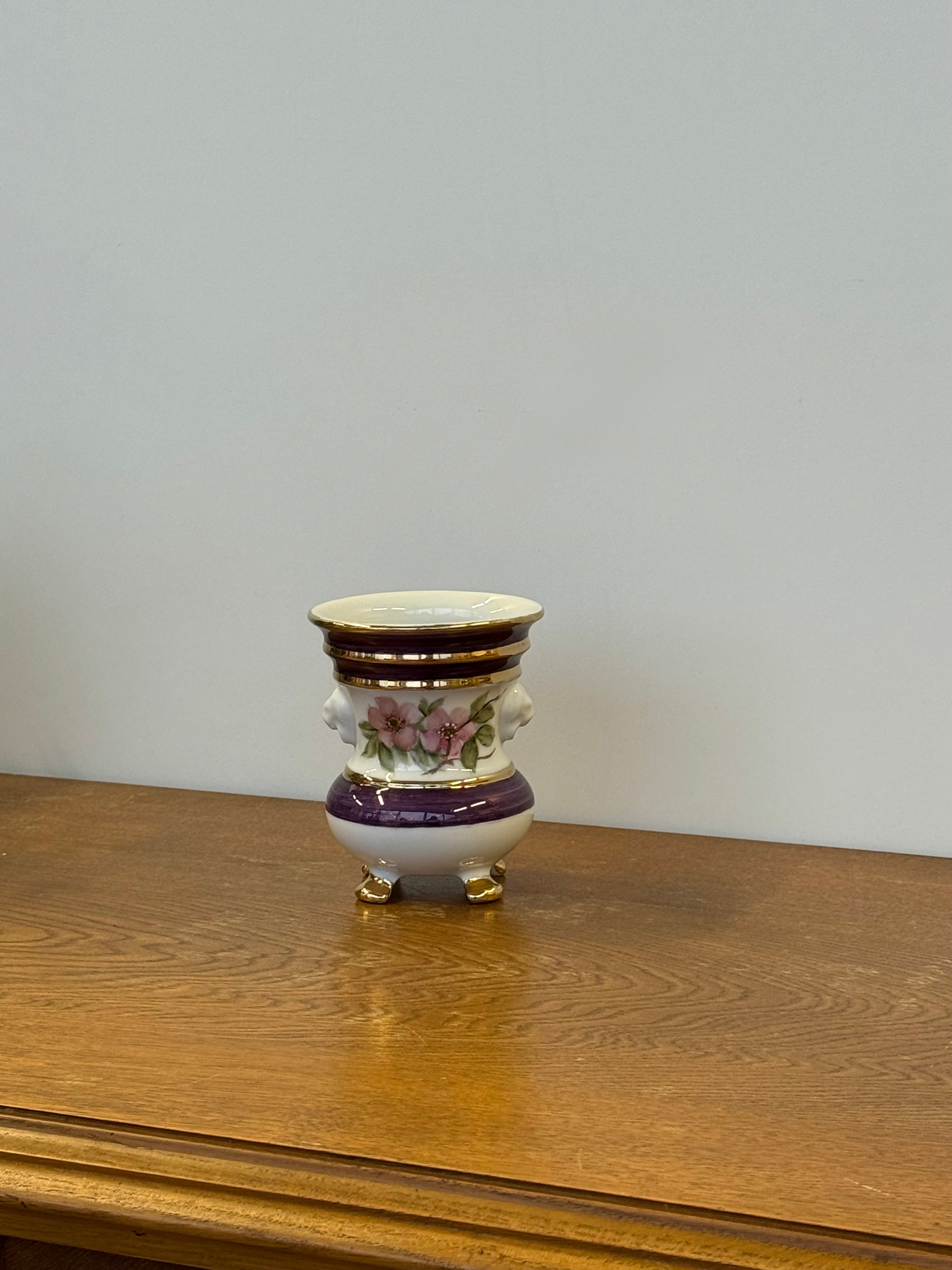 Porcelianinė vazelė gėlėms