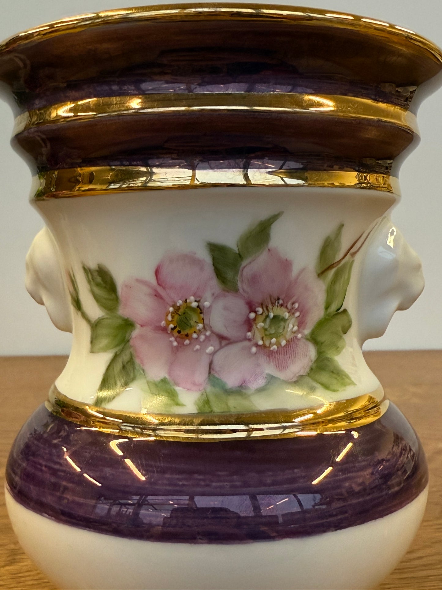 Porcelianinė vazelė gėlėms