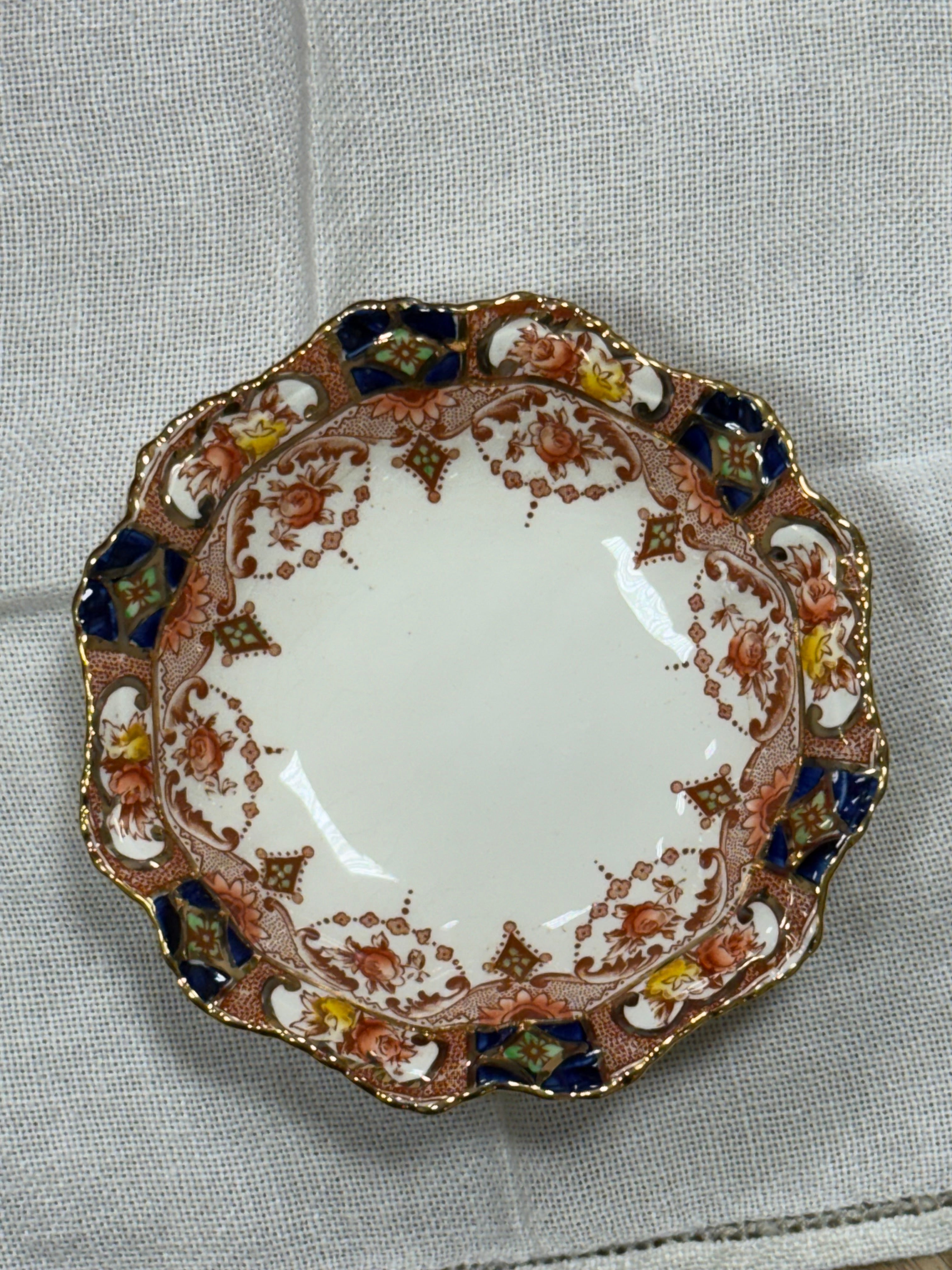 Gili porcelianinė lėkštutė