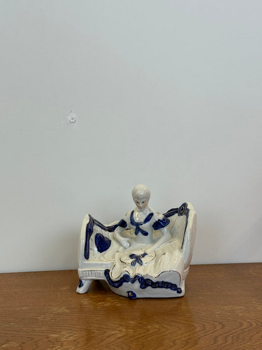 Vintažinė porcelianinė statulėlė