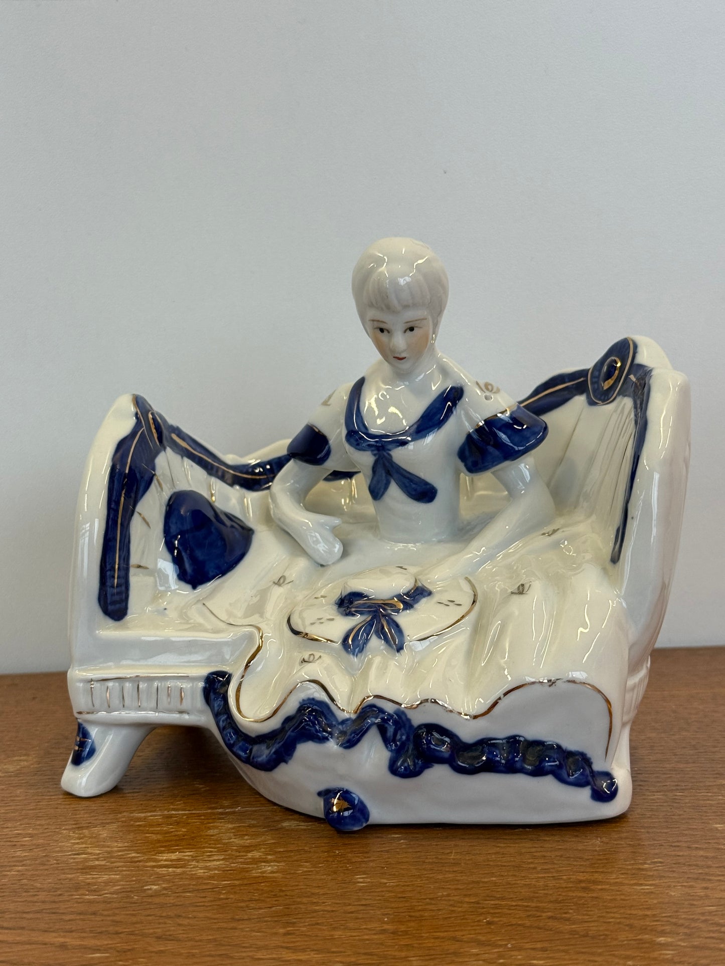 Vintažinė porcelianinė statulėlė