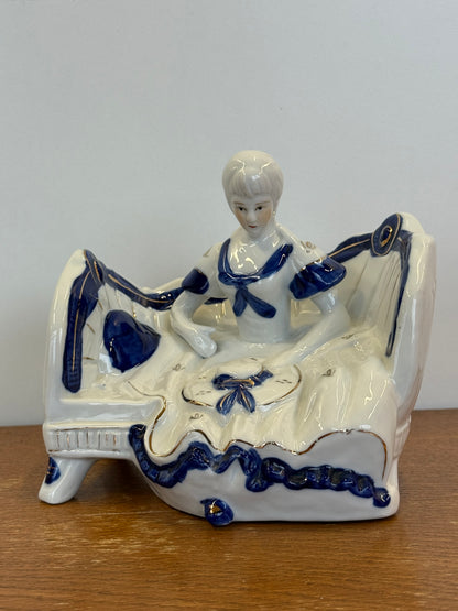 Vintažinė porcelianinė statulėlė