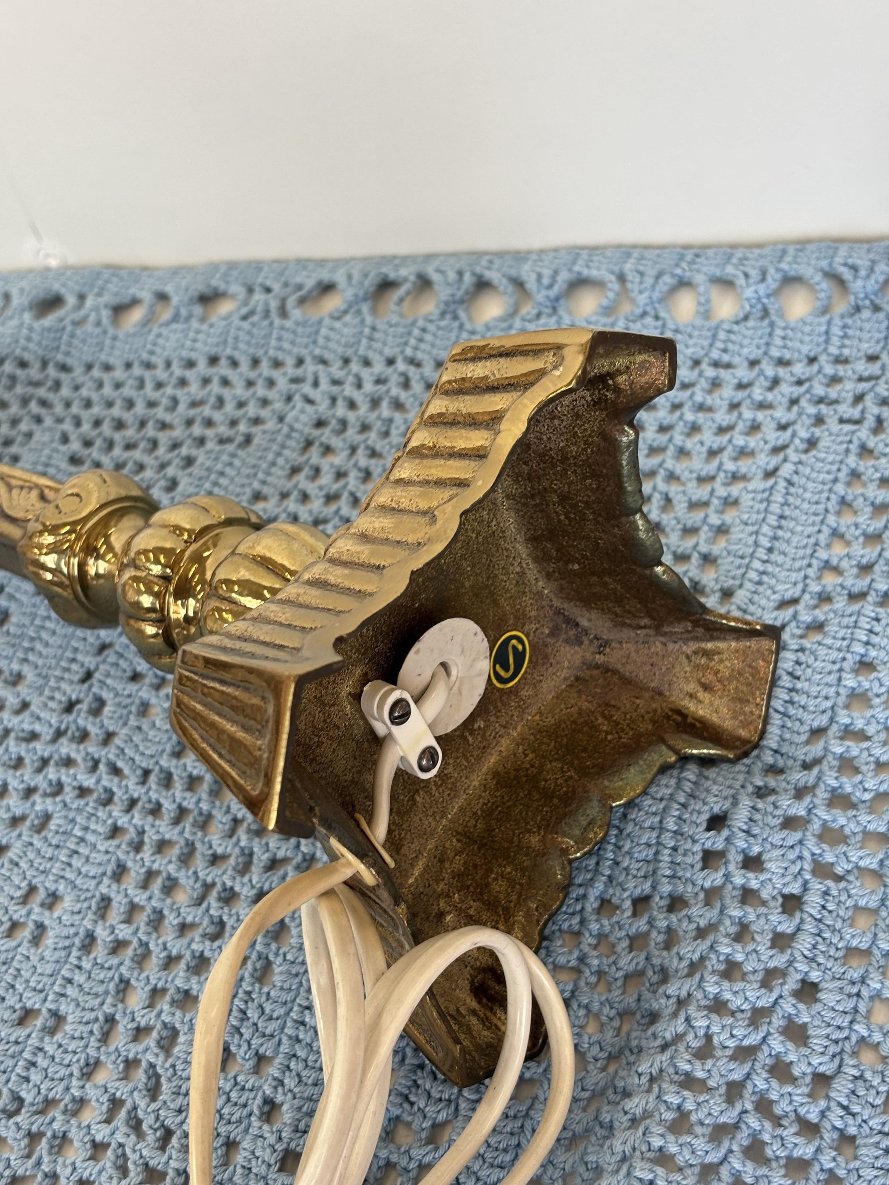 Žalvarinis stalinis šviestuvas