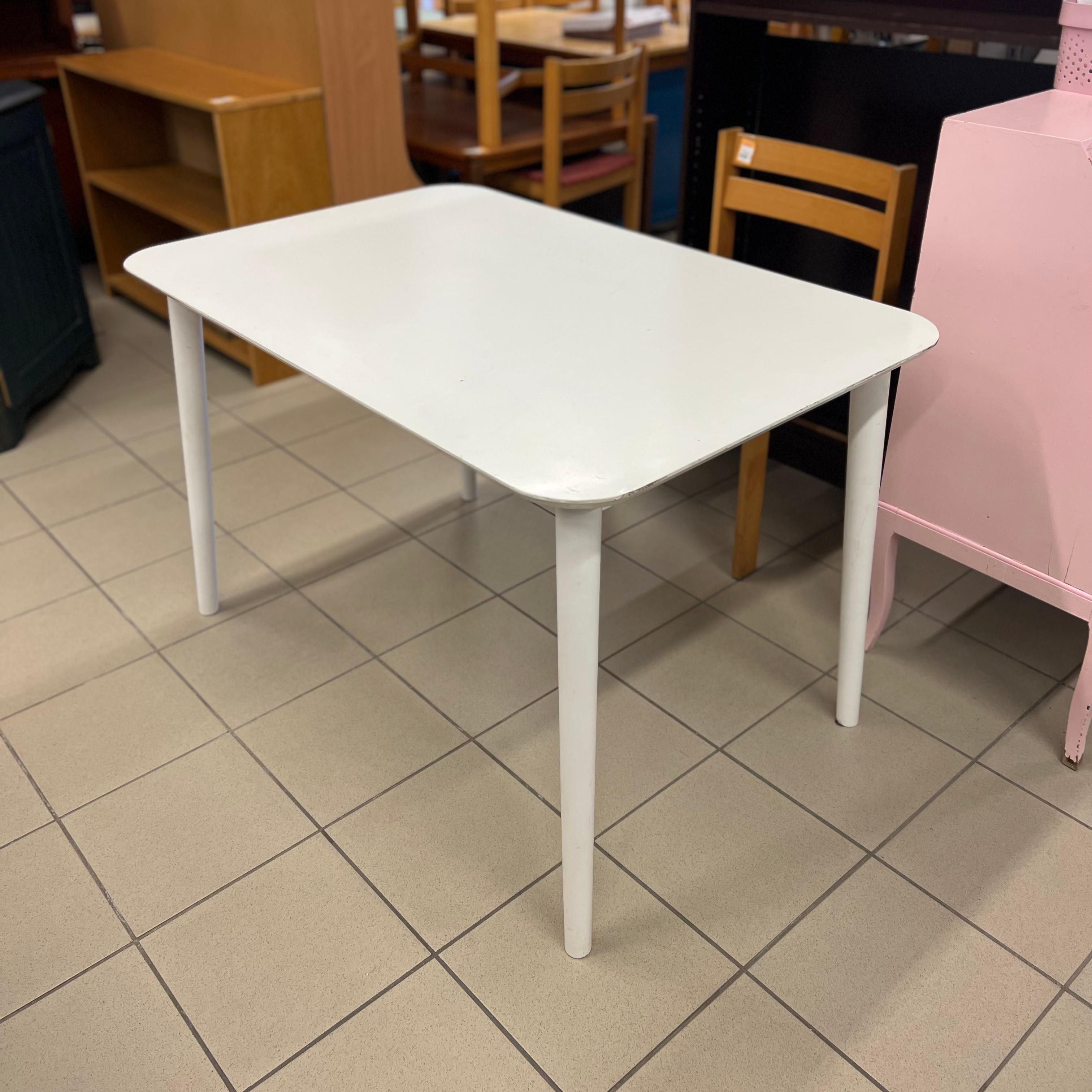 Baltas medinis stalas