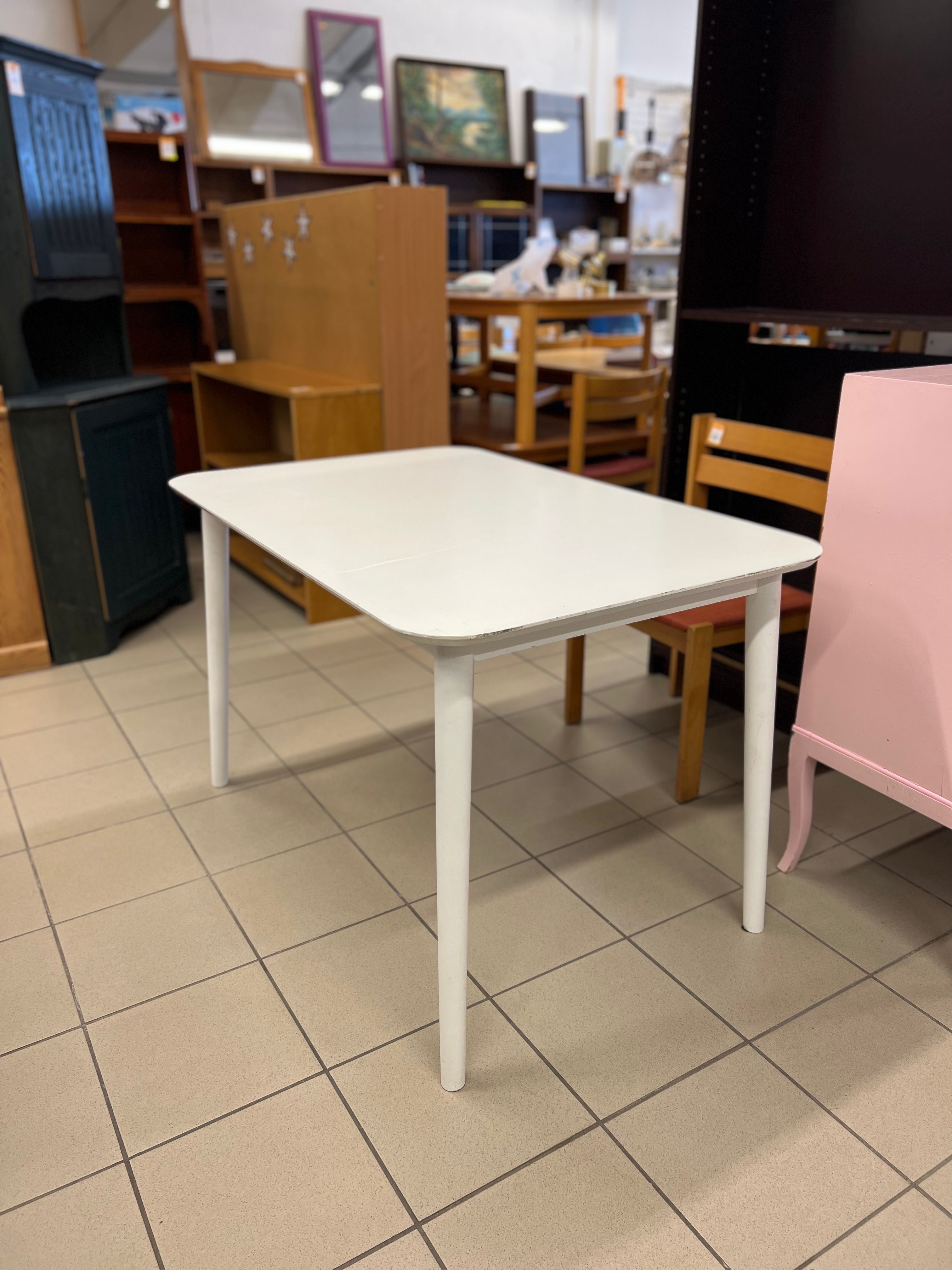 Baltas medinis stalas