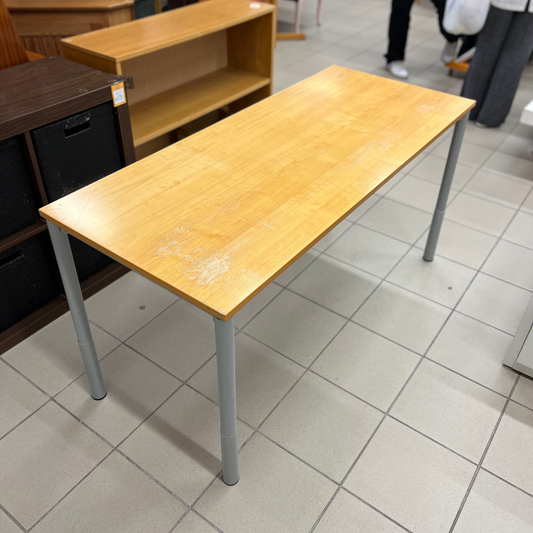 Stalas metalinėmis kojomis