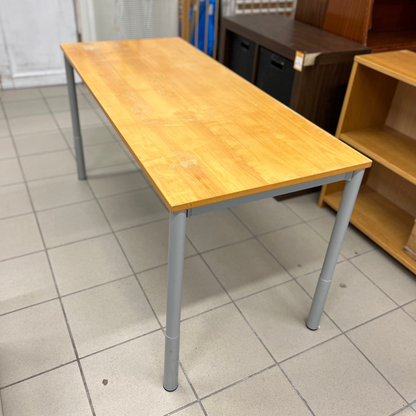 Stalas metalinėmis kojomis