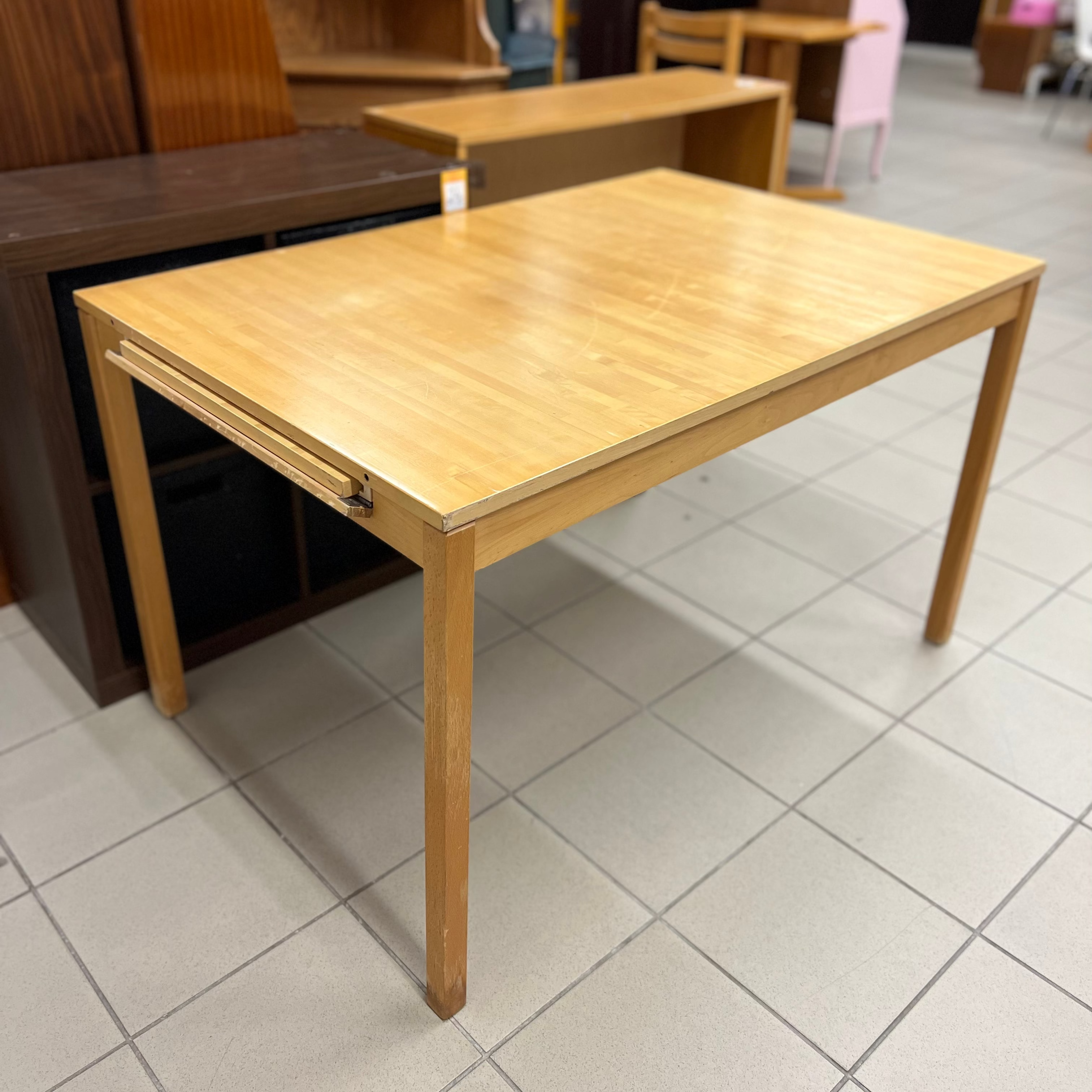 Šviesaus medžio stalas