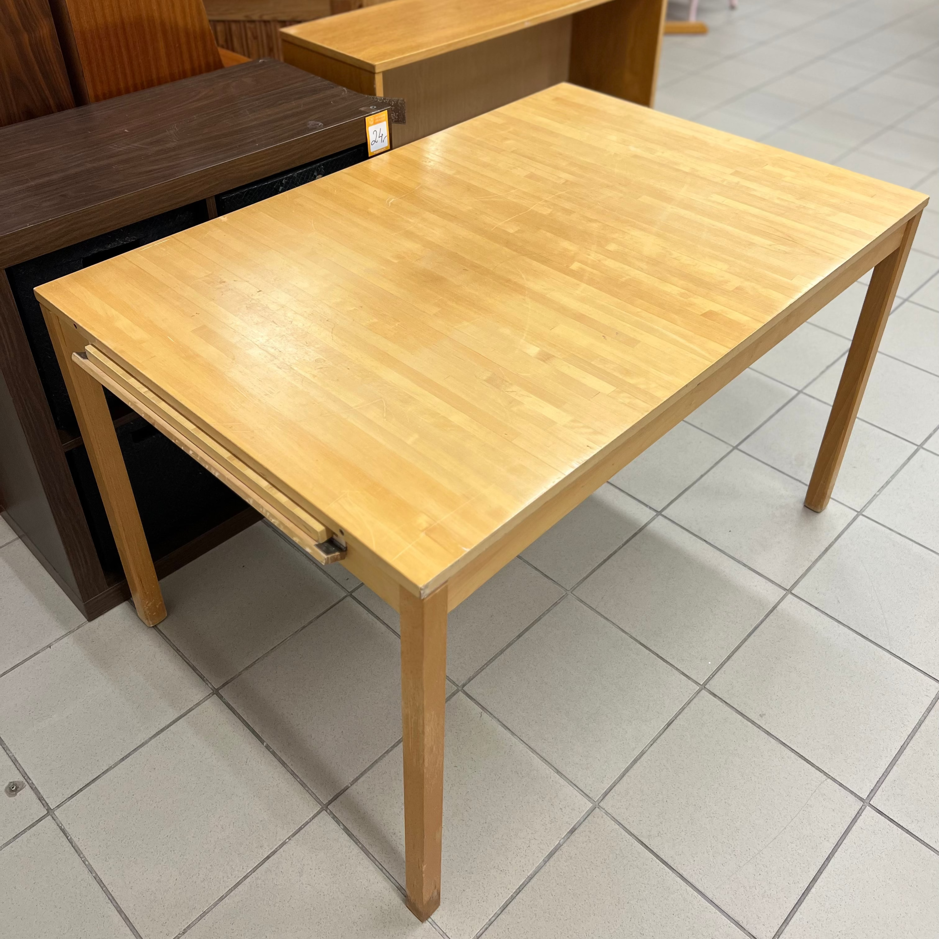 Šviesaus medžio stalas