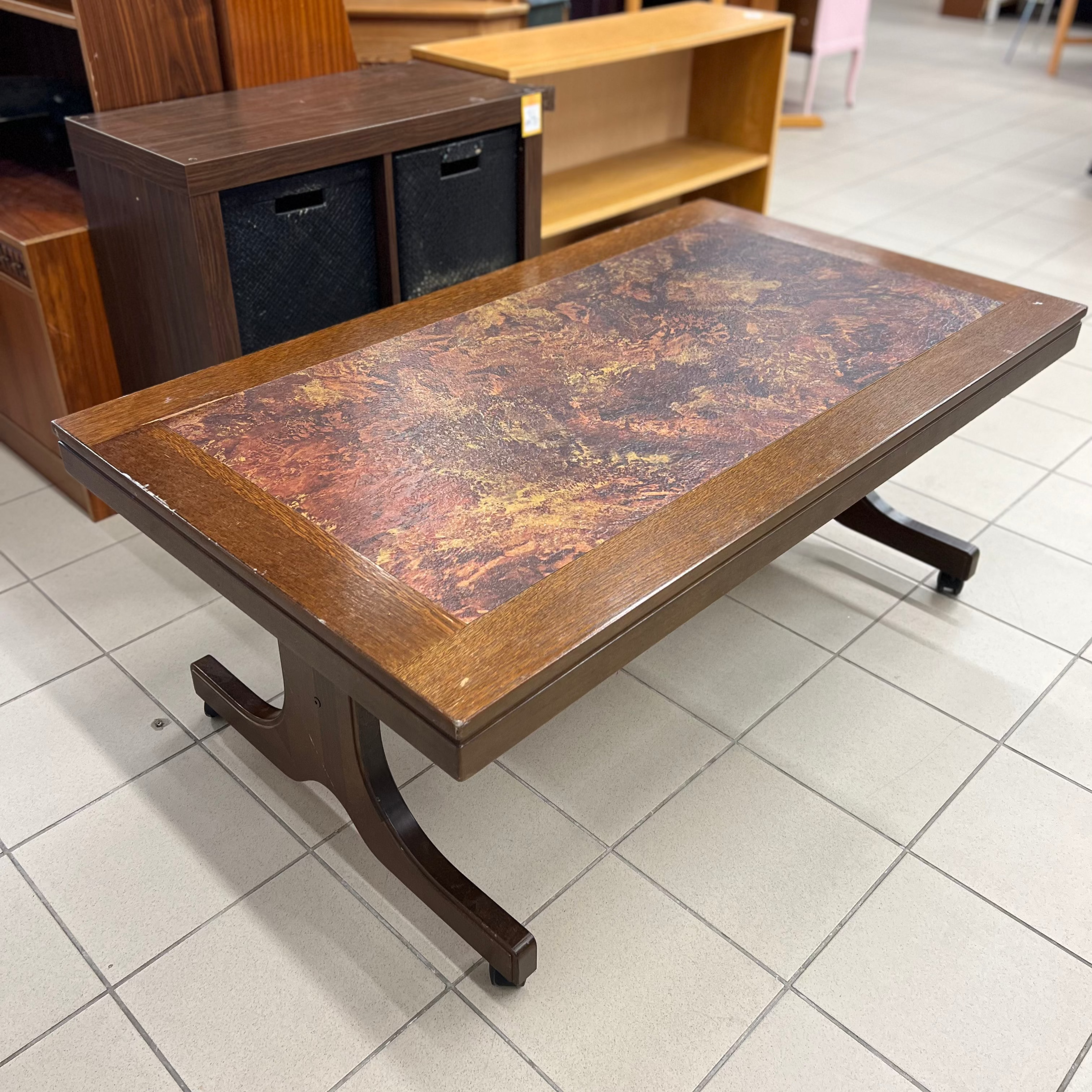 Svetainės stalas su raštuotu stalviršiu