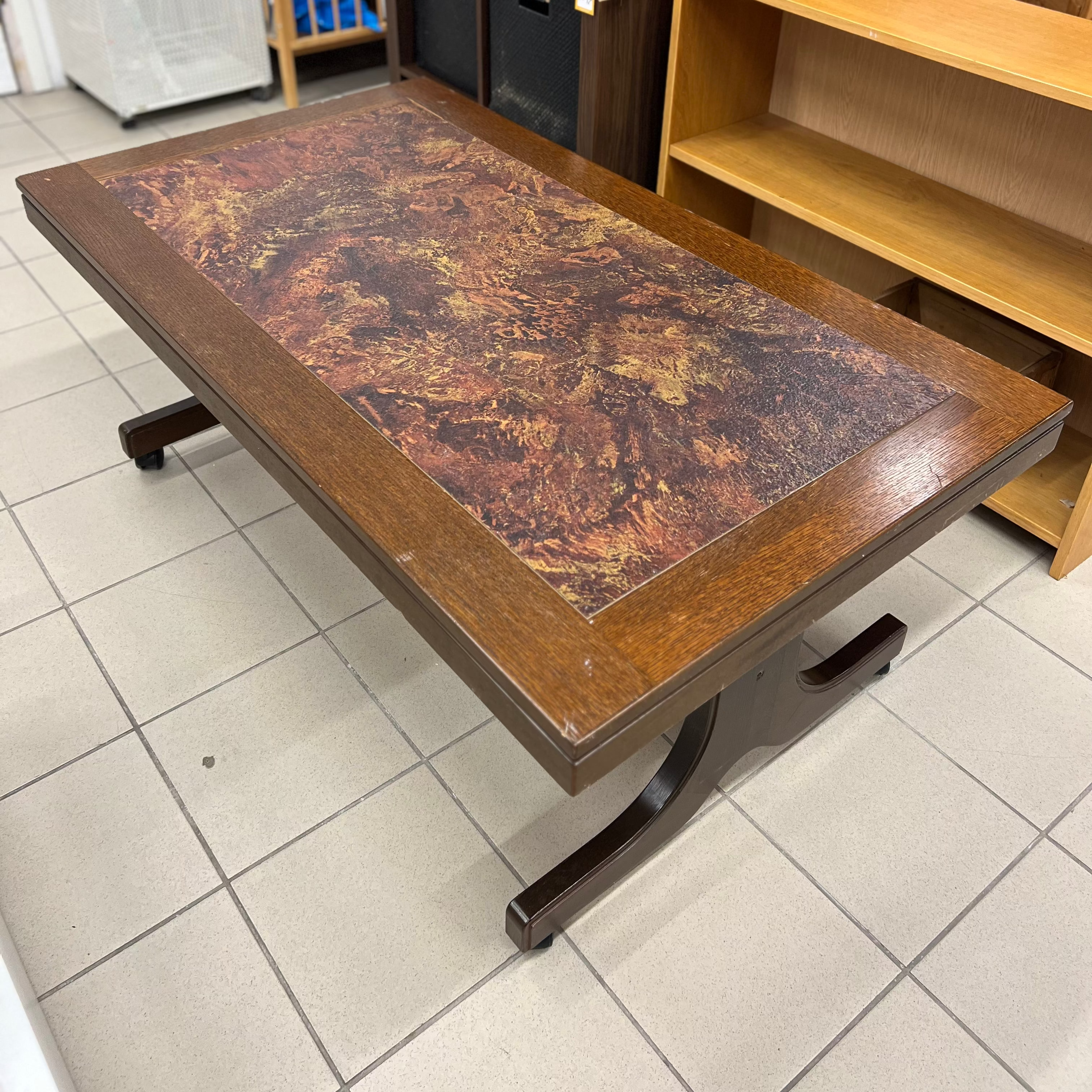 Svetainės stalas su raštuotu stalviršiu