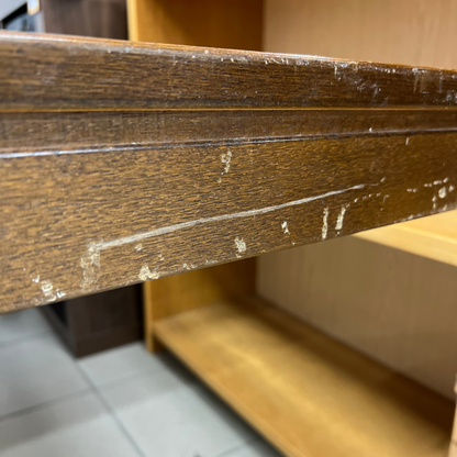 Svetainės stalas su raštuotu stalviršiu