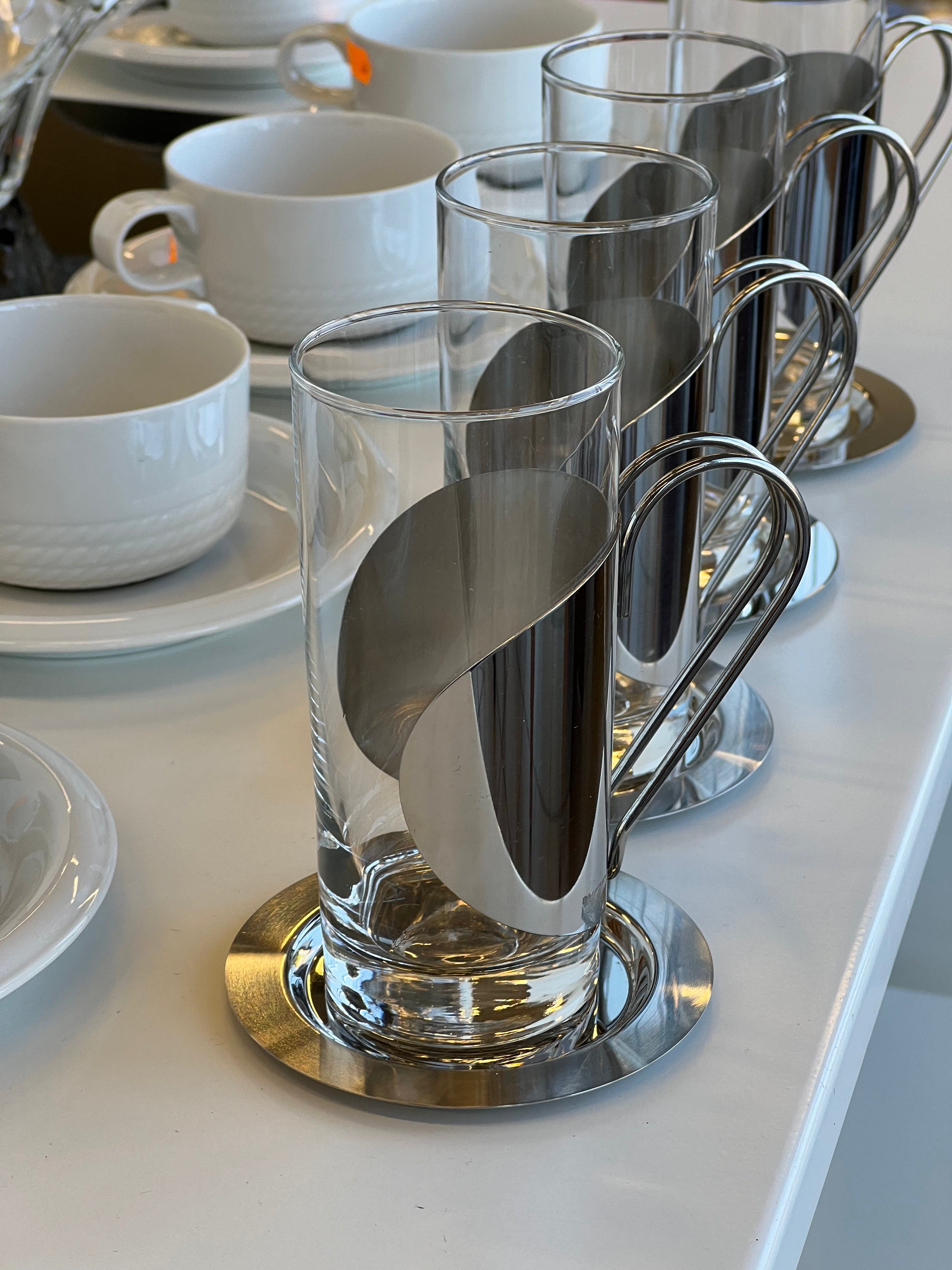 Stiklinis puodelis su padėkliuku