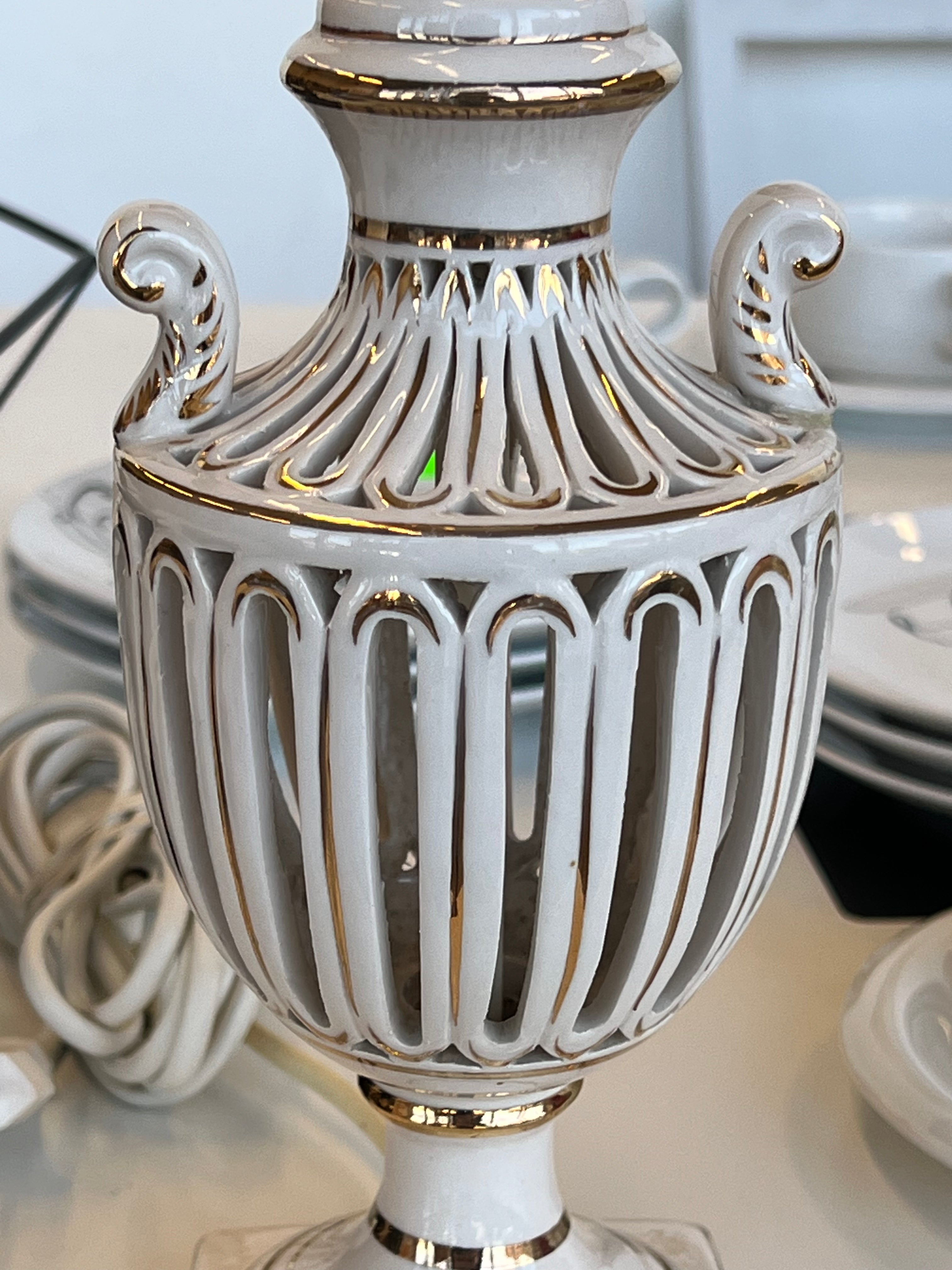 Porcelianinis stalo šviestuvas