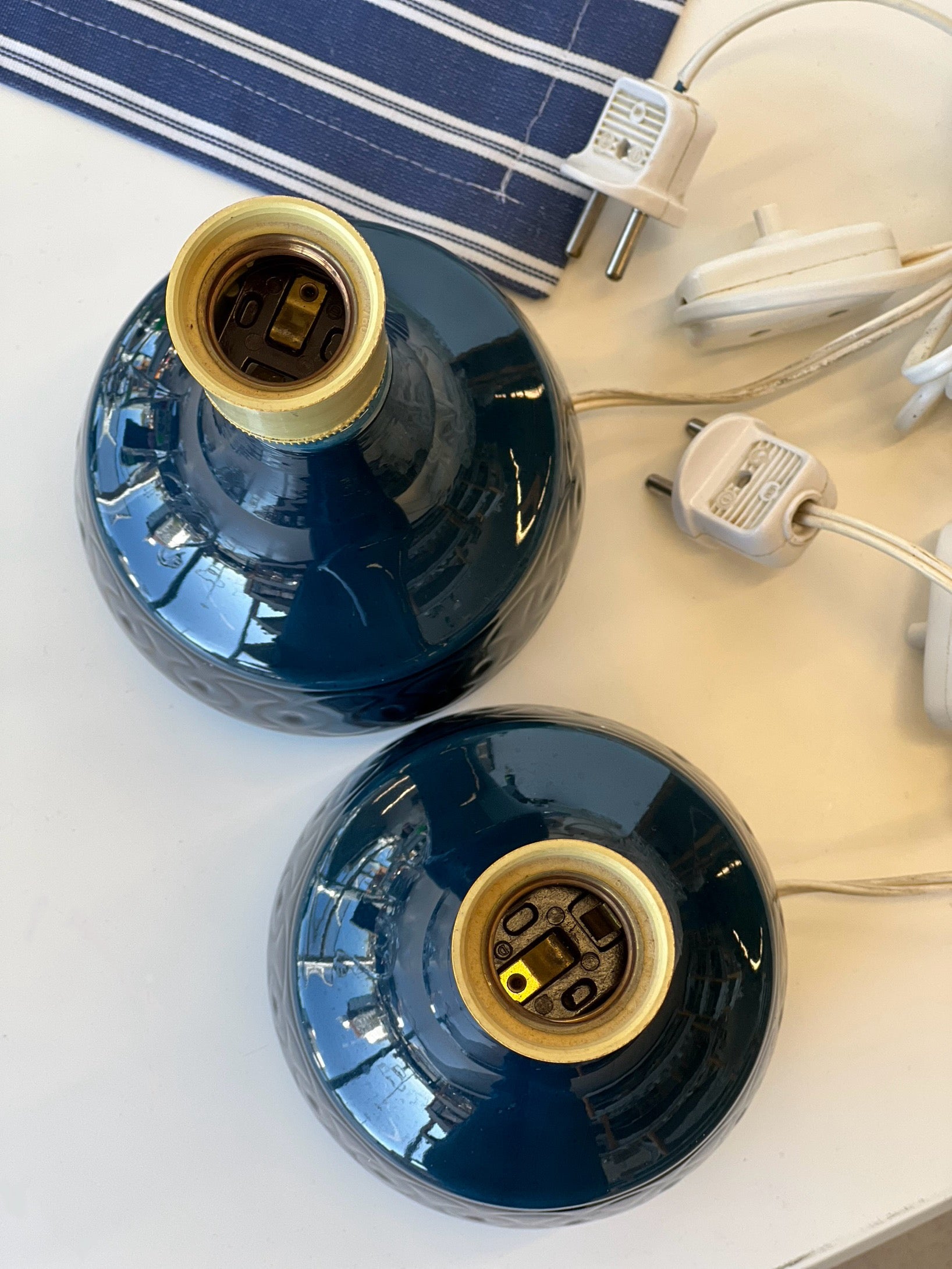 Mėlynas stalinis šviestuvas