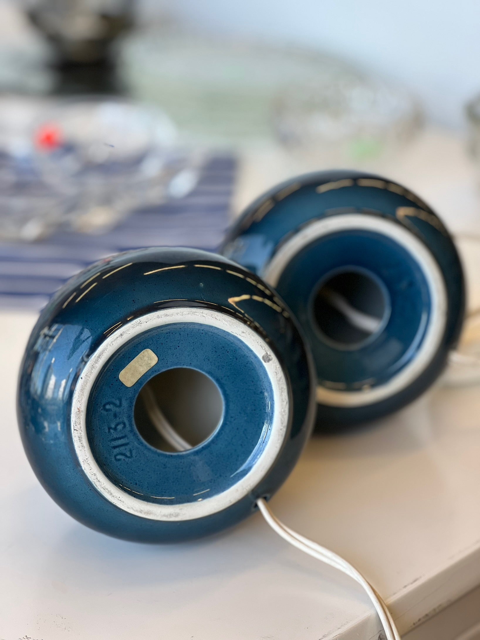 Mėlynas stalinis šviestuvas