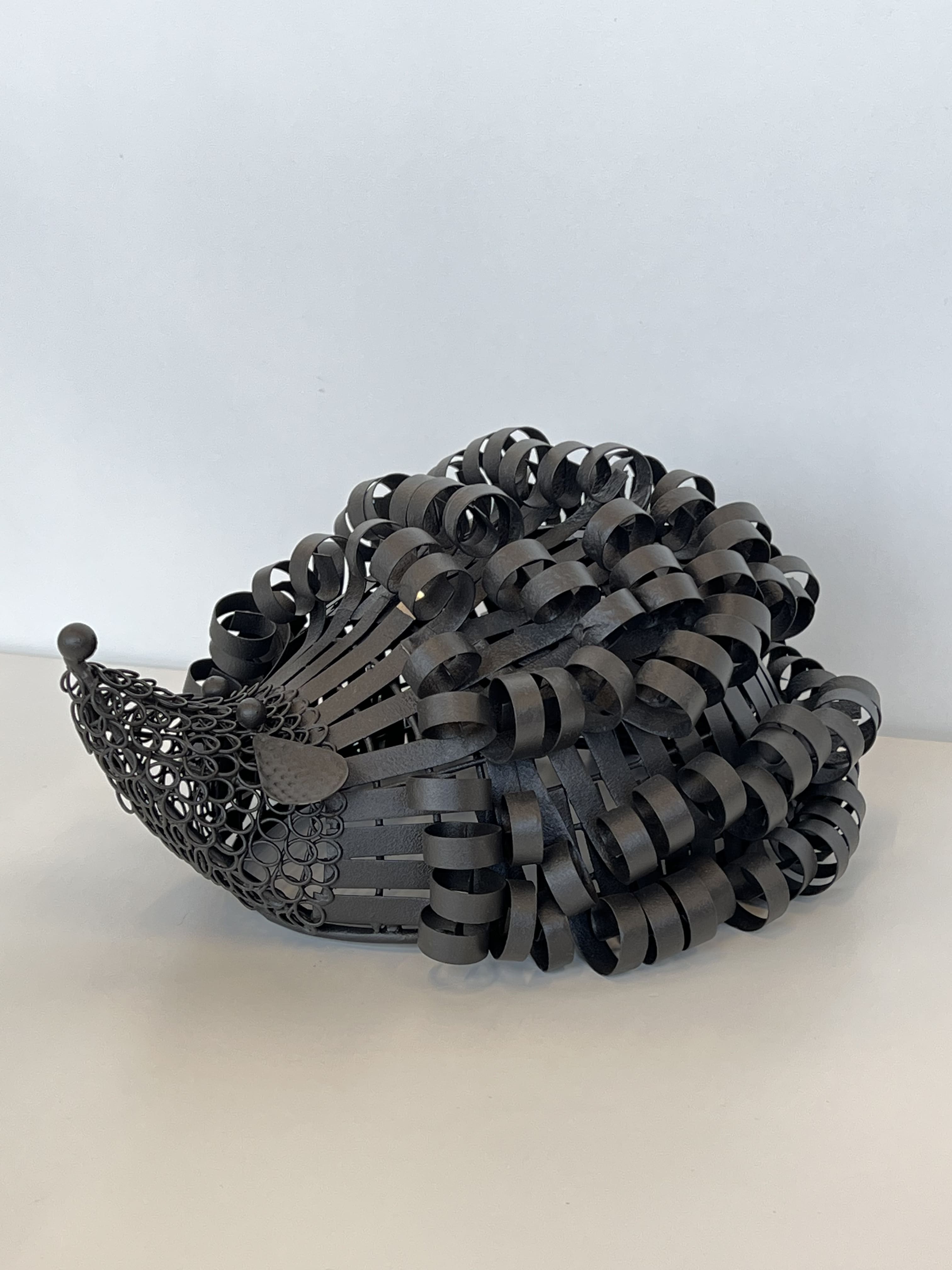 Rankų darbo metalo statulėlė „Ežiukas“