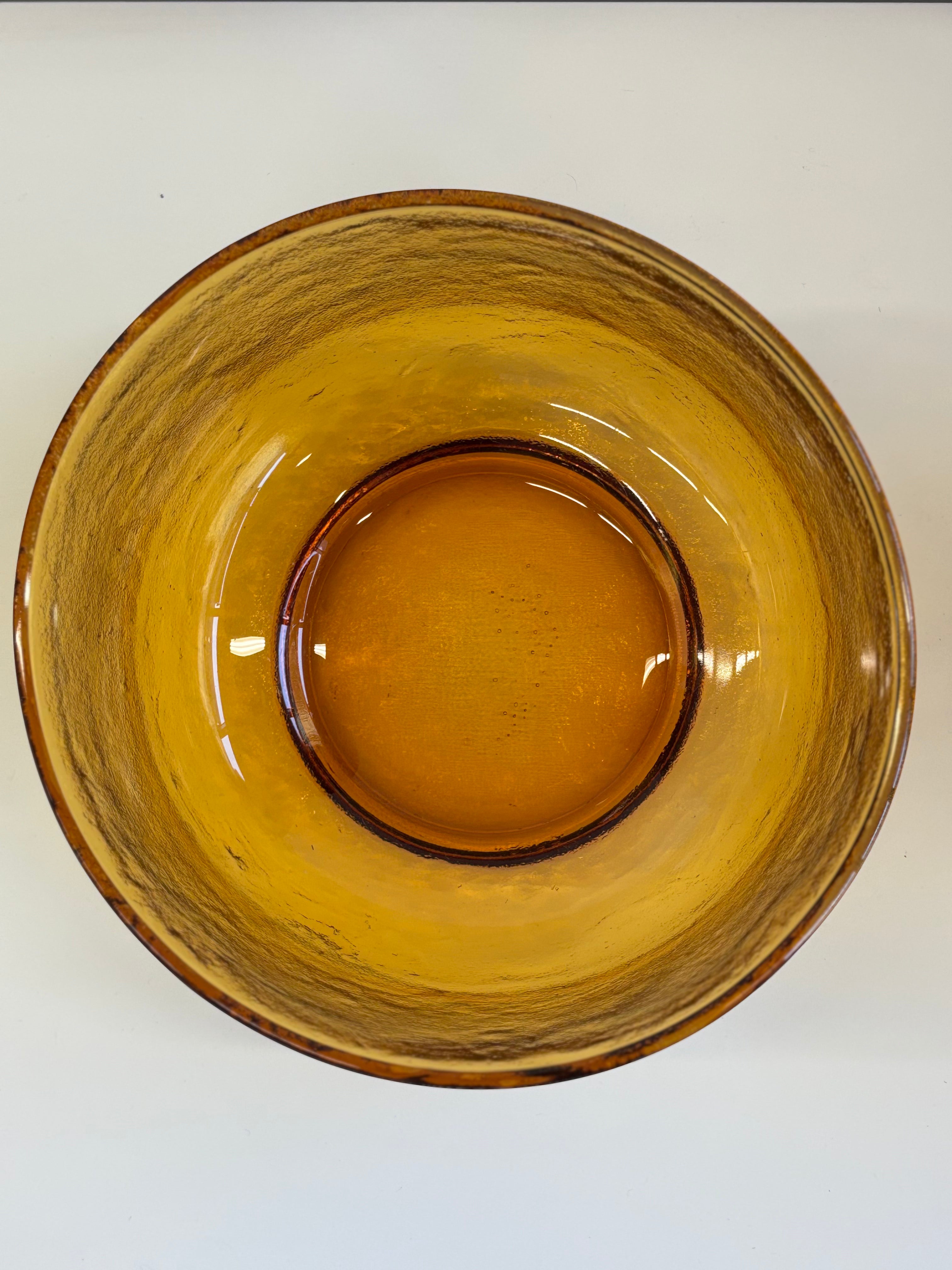 Gintarinės spalvos salotų dubuo