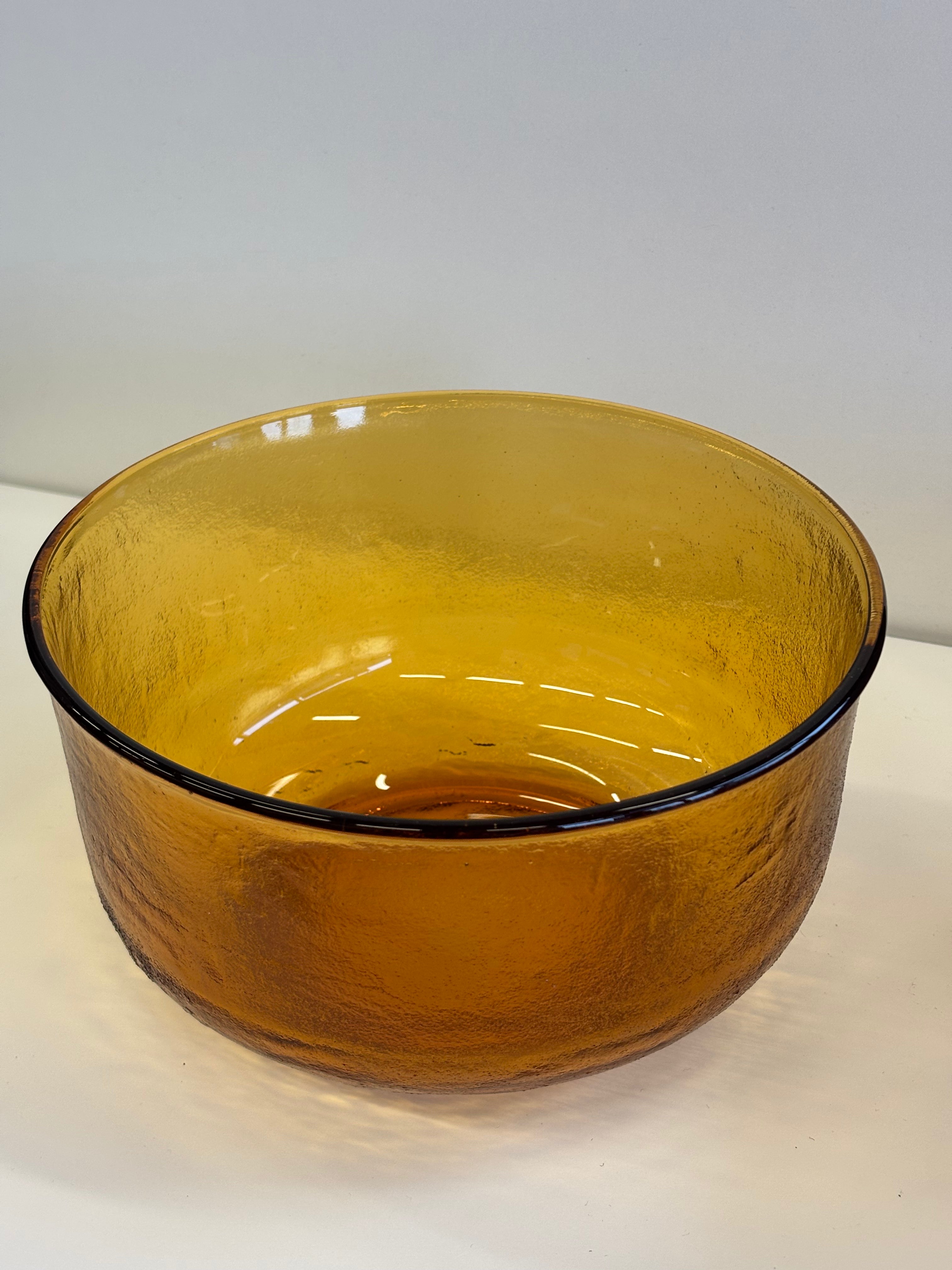 Gintarinės spalvos salotų dubuo