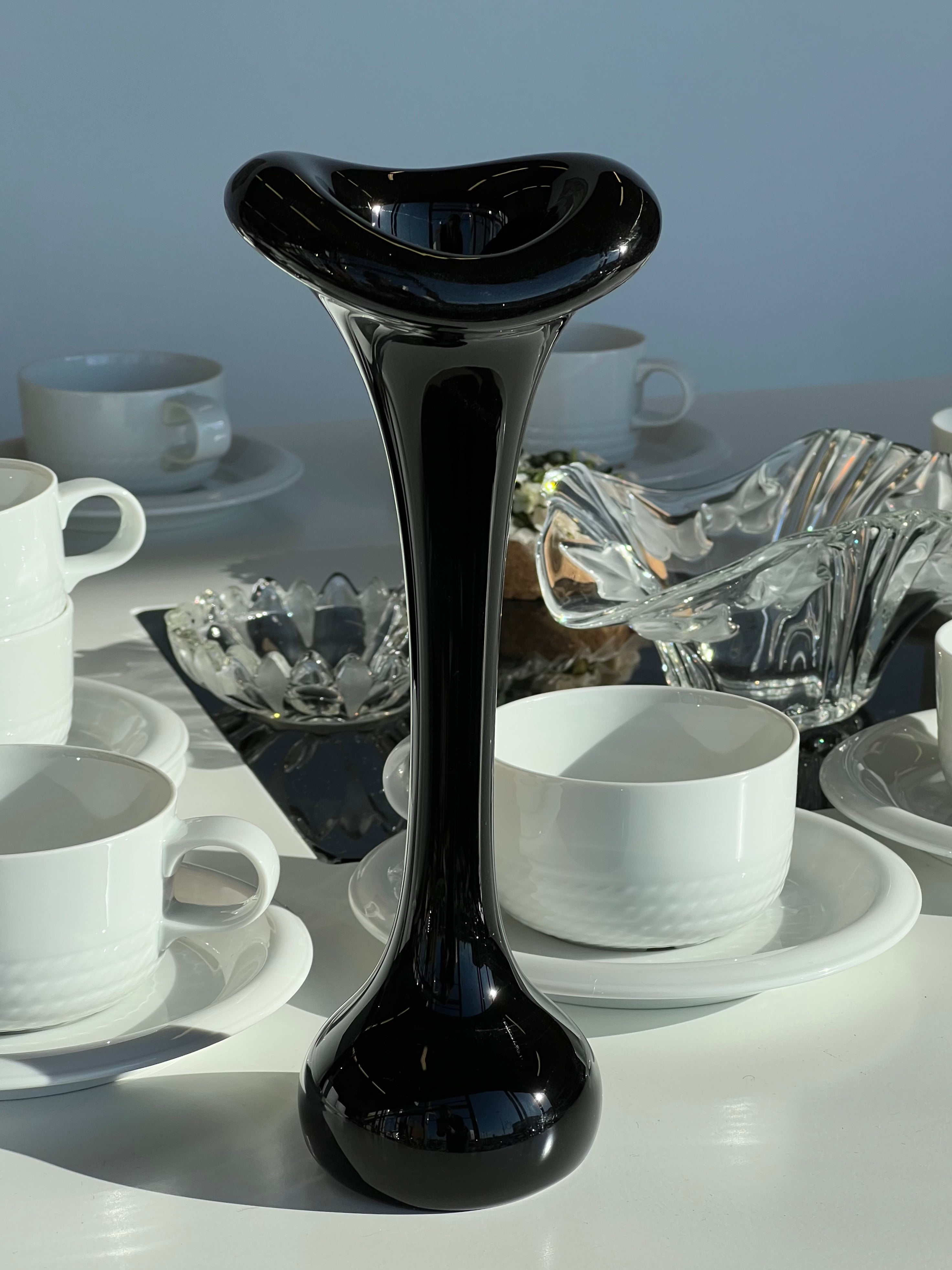 Juoda stiklinė vaza